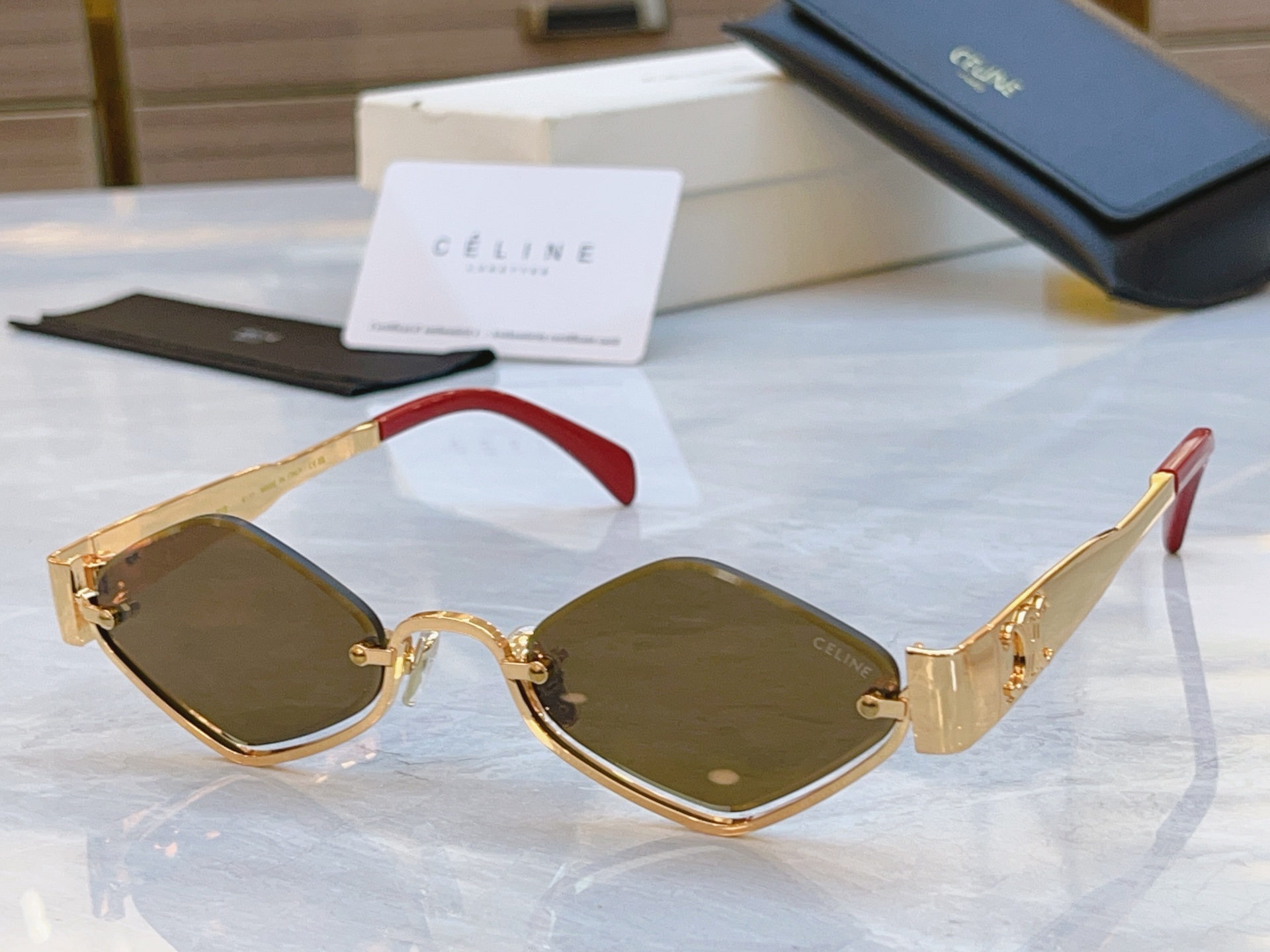 ，【CELIN*】赛*琳新款太阳镜， MODEL:CL42117U ，SIZE: 53口23-145