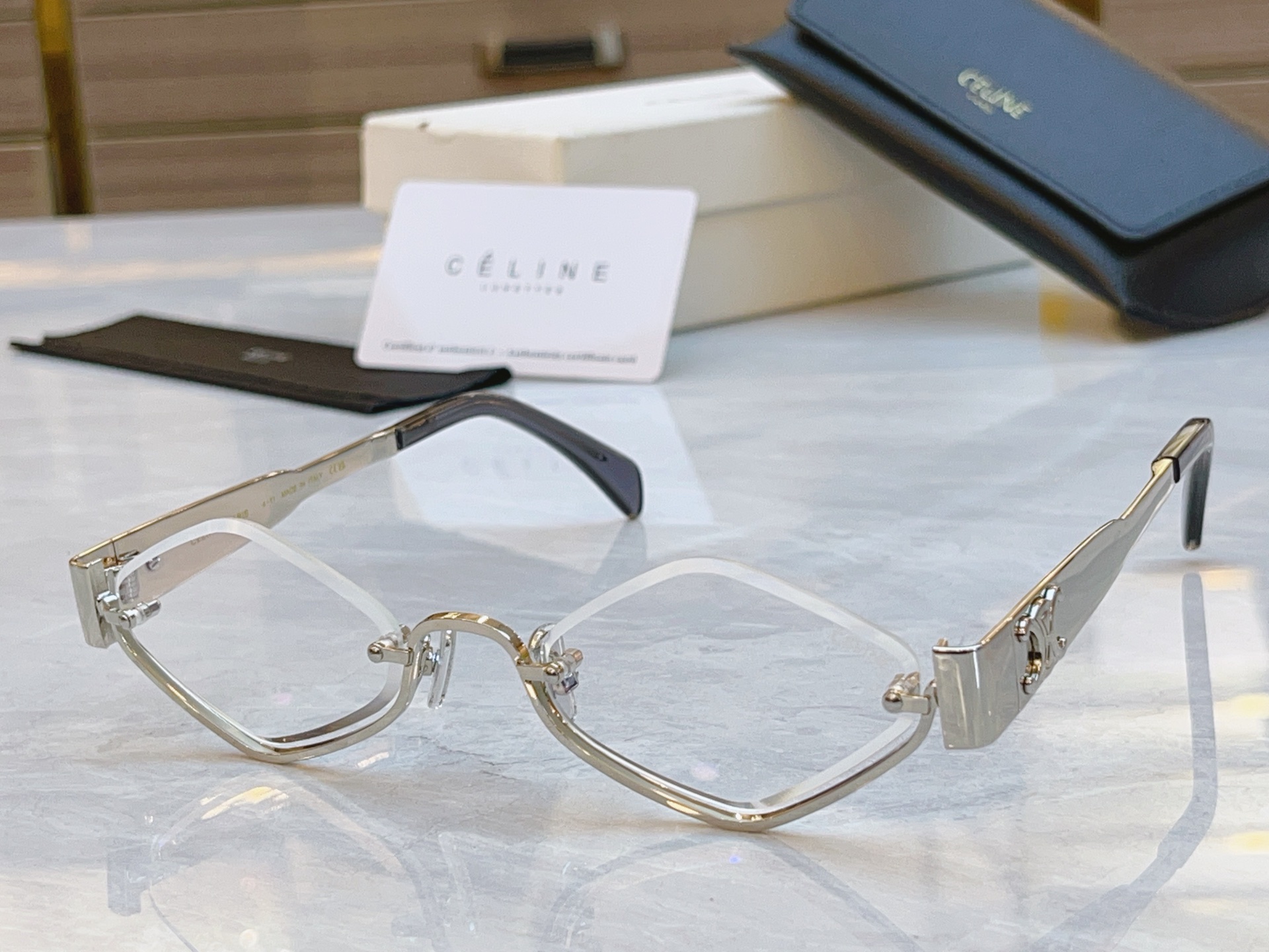 ，【CELIN*】赛*琳新款太阳镜， MODEL:CL42117U ，SIZE: 53口23-145