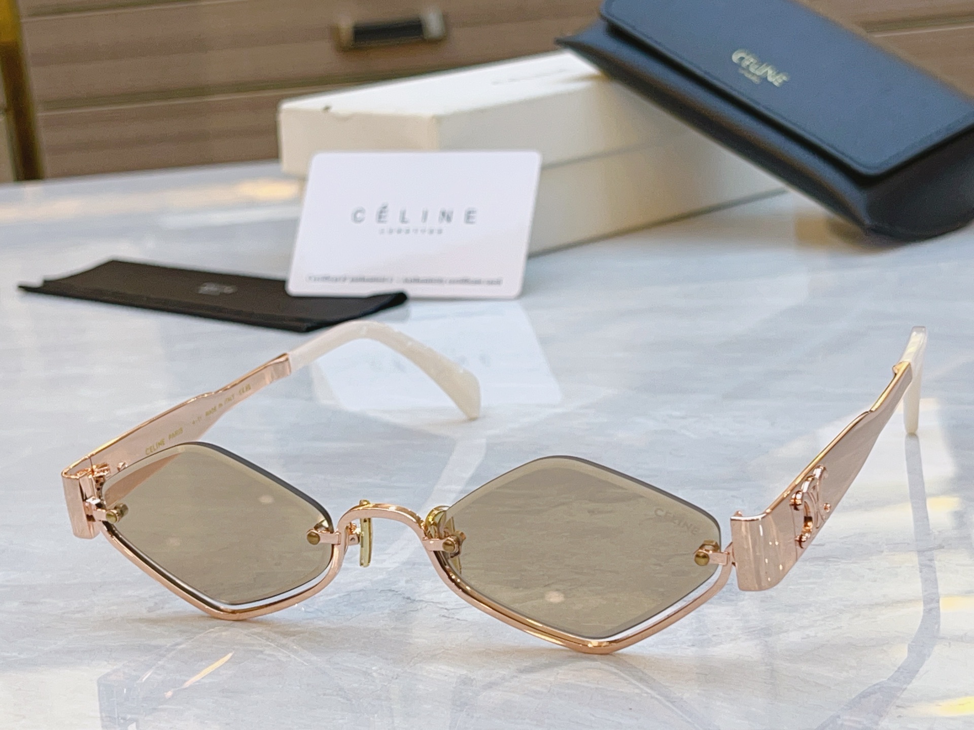 ，【CELIN*】赛*琳新款太阳镜， MODEL:CL42117U ，SIZE: 53口23-145