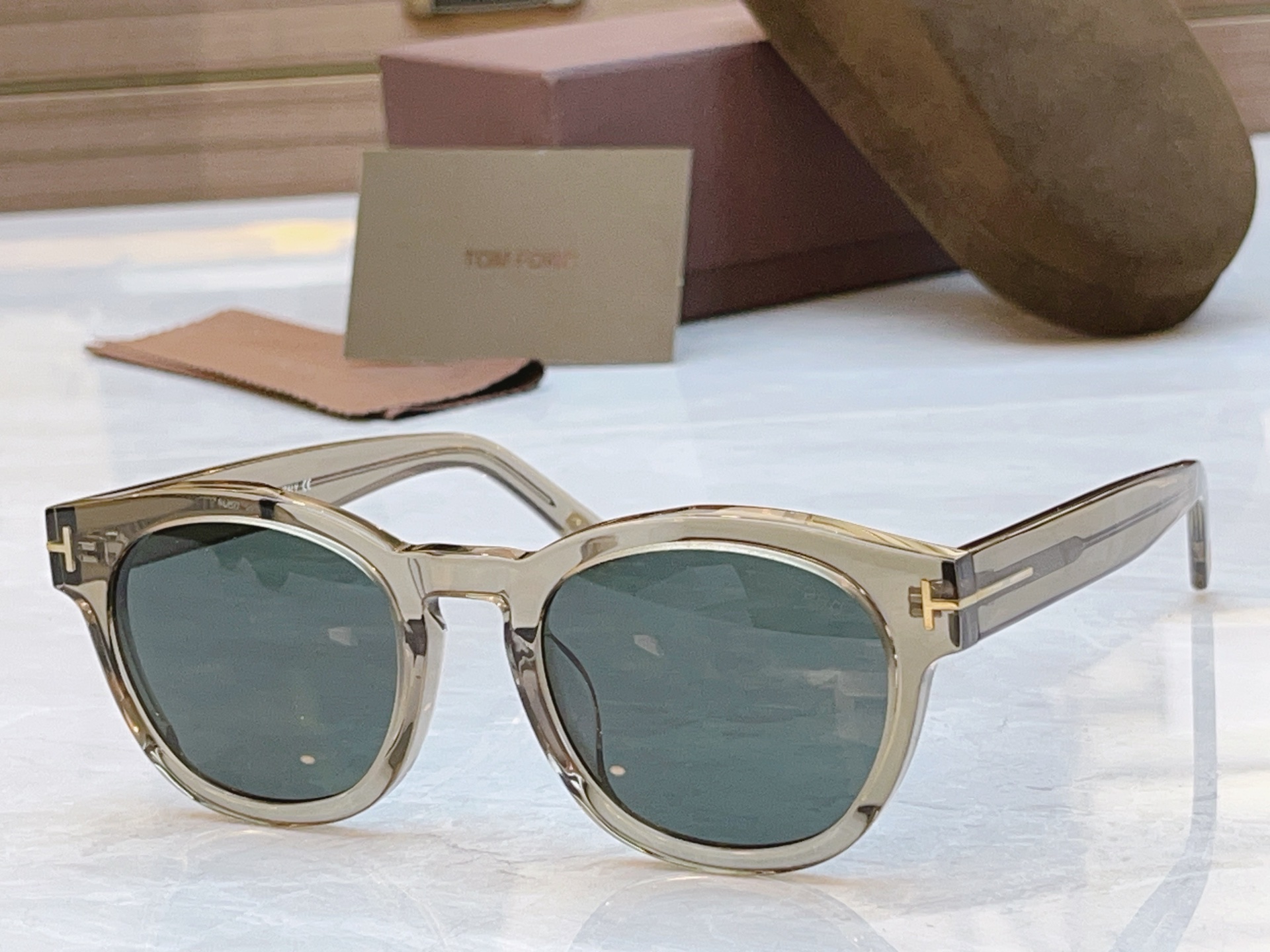 ，【TOM FOR*】汤姆*福特新款太阳镜，MODEL：FT0590-F，SIZE：51口21-145
