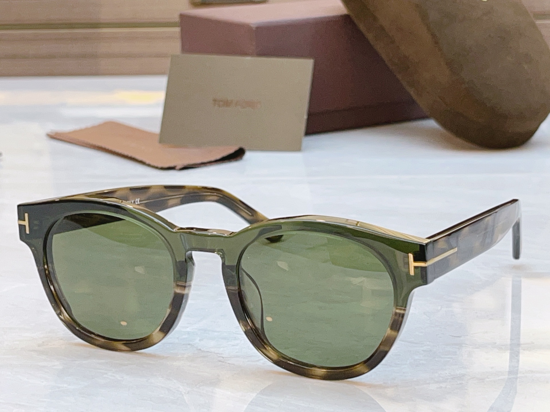 ，【TOM FOR*】汤姆*福特新款太阳镜，MODEL：FT0590-F，SIZE：51口21-145