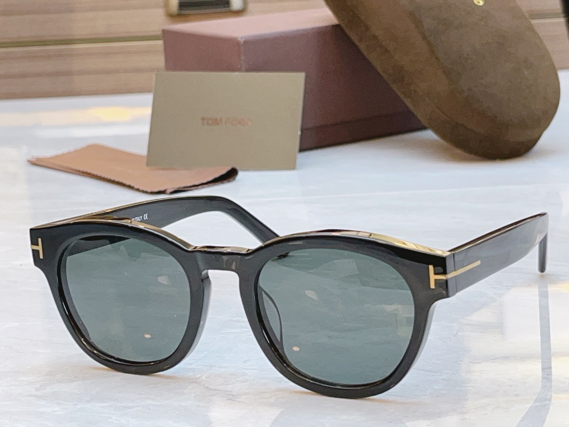 ，【TOM FOR*】汤姆*福特新款太阳镜，MODEL：FT0590-F，SIZE：51口21-145