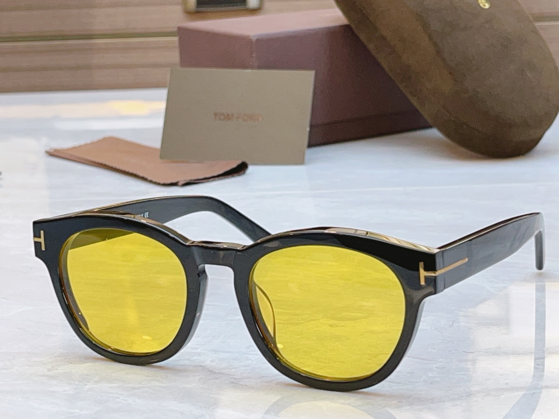 ，【TOM FOR*】汤姆*福特新款太阳镜，MODEL：FT0590-F，SIZE：51口21-145