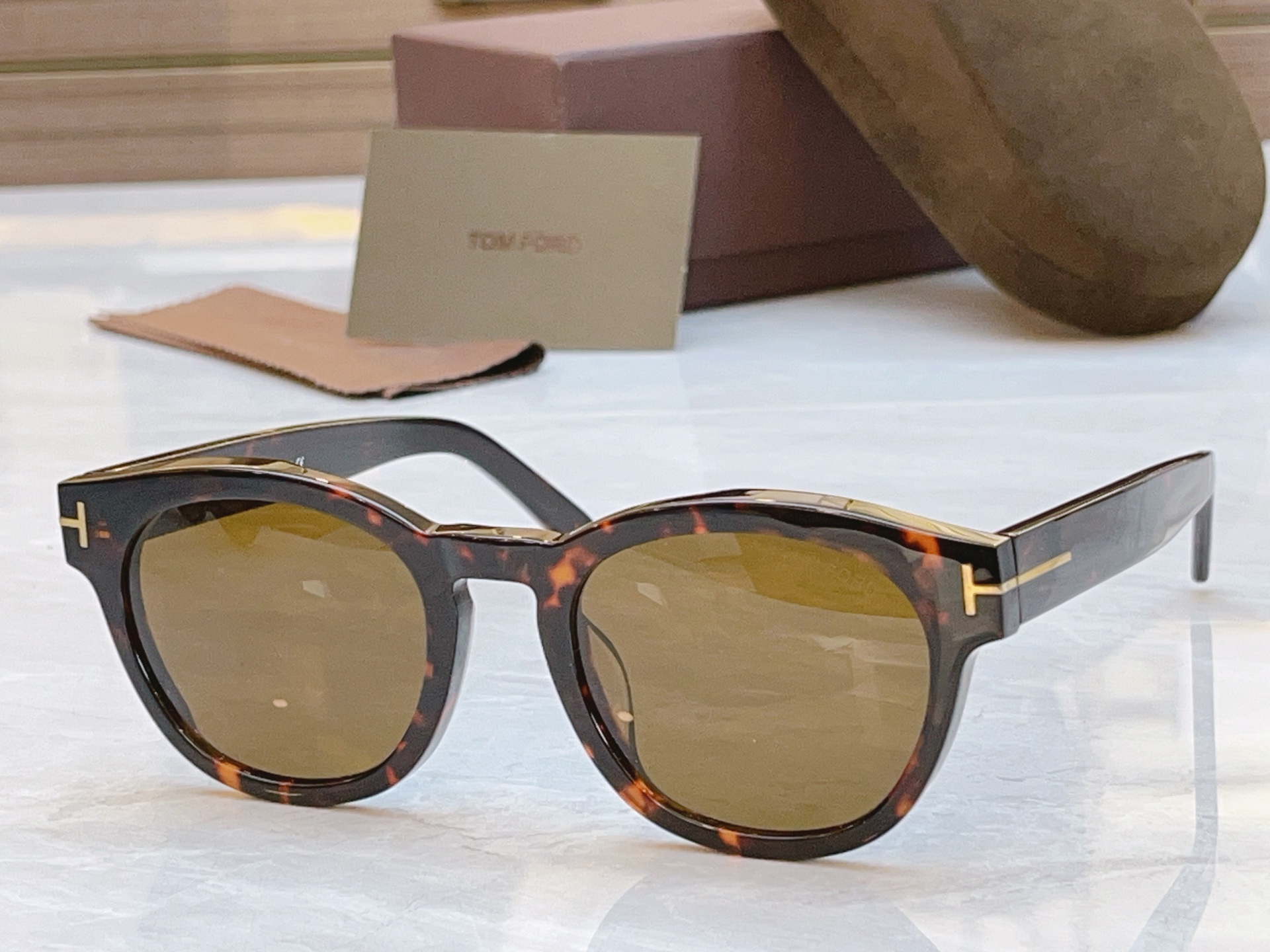 ，【TOM FOR*】汤姆*福特新款太阳镜，MODEL：FT0590-F，SIZE：51口21-145