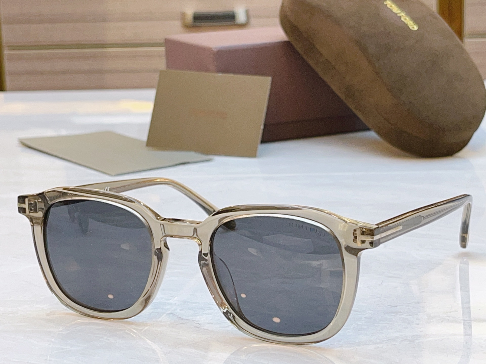 ，【TOM FOR*】汤姆*福特新款太阳镜，MODEL：TF0975，SIZE：52口23-145