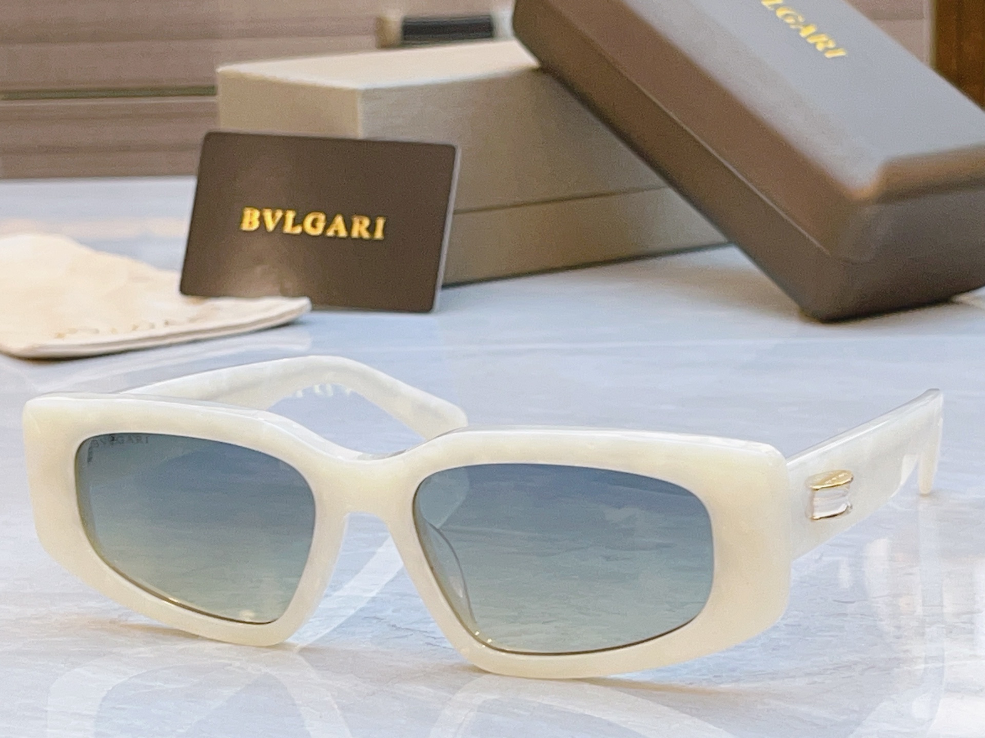 ，【BVLGA*】宝格*丽新款太阳镜，MODEL：BV 40014l，SIZE：53口18-145