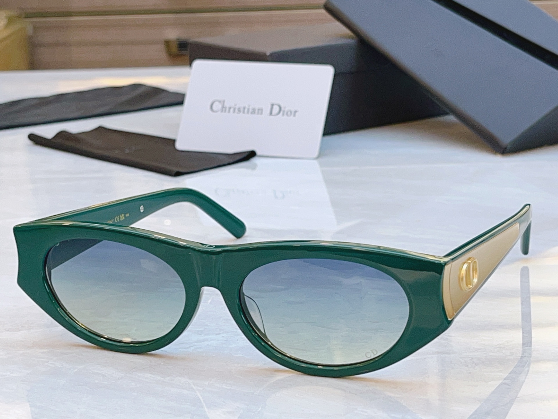 ，【DIO* 】迪*奥新款太阳镜，MODEL：Dior Glow B2F，SIZE：56口18-147