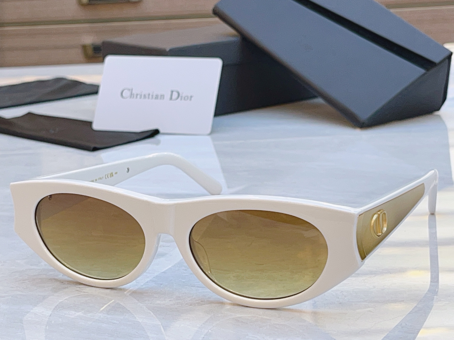 ，【DIO* 】迪*奥新款太阳镜，MODEL：Dior Glow B2F，SIZE：56口18-147