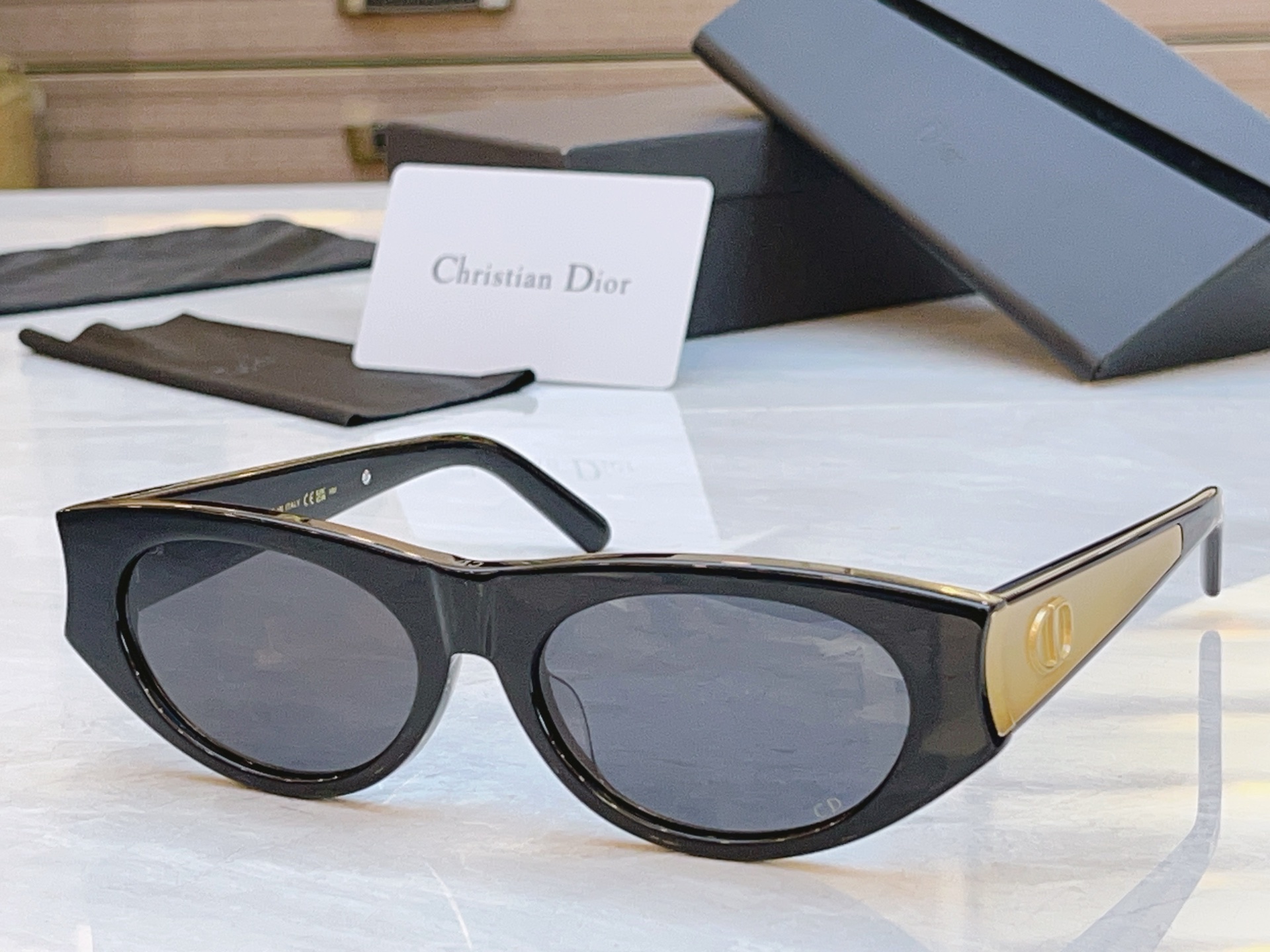 ，【DIO* 】迪*奥新款太阳镜，MODEL：Dior Glow B2F，SIZE：56口18-147