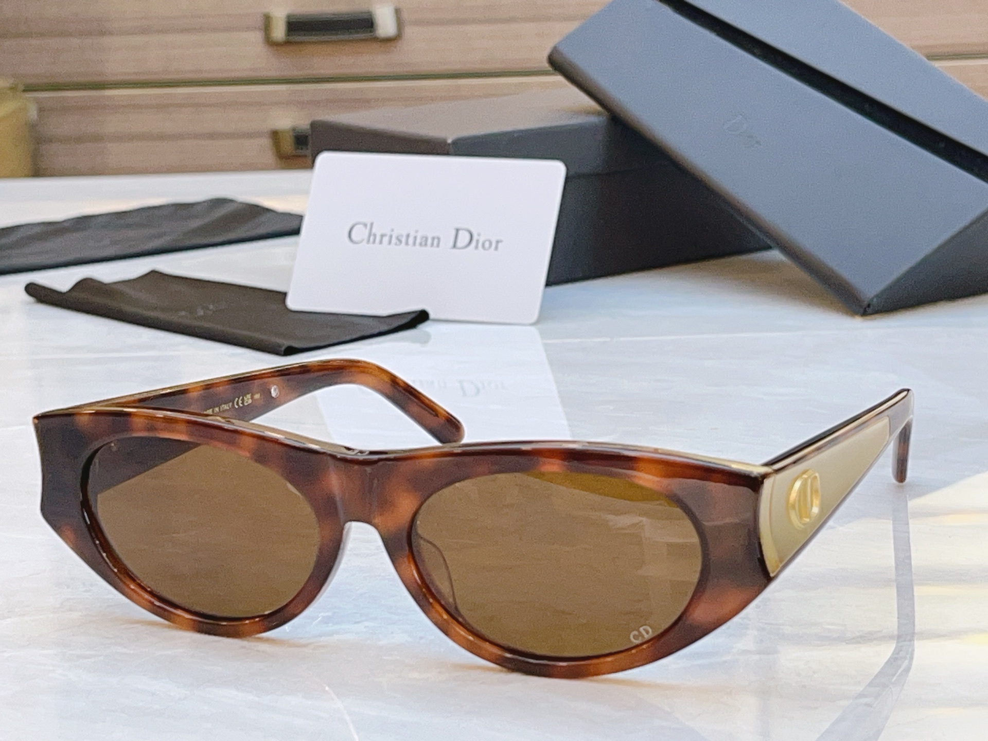 ，【DIO* 】迪*奥新款太阳镜，MODEL：Dior Glow B2F，SIZE：56口18-147