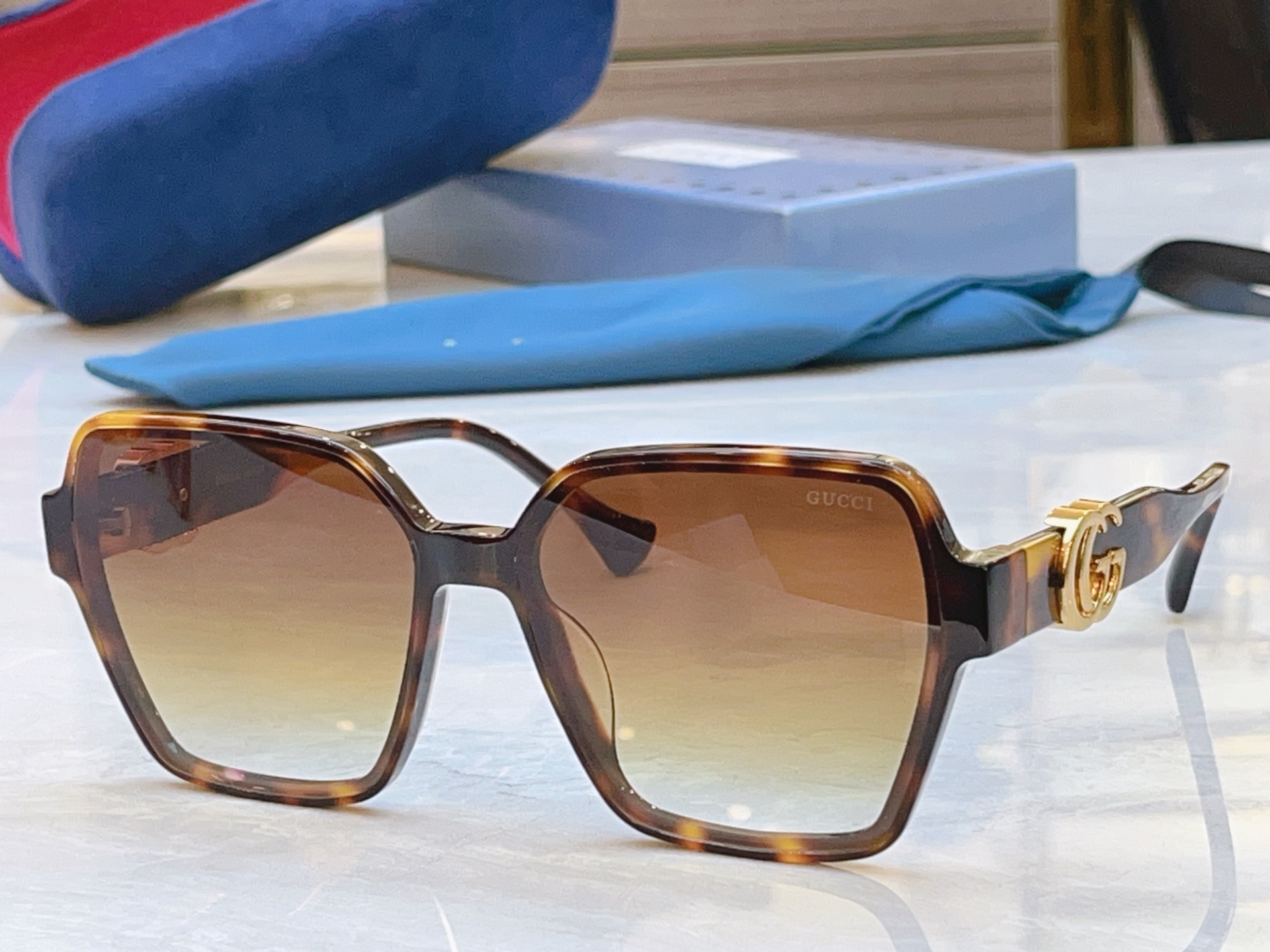 ，【GUCC*】古*驰新款太阳镜，MODEL：GG1646 ，SIZE：61口15-140