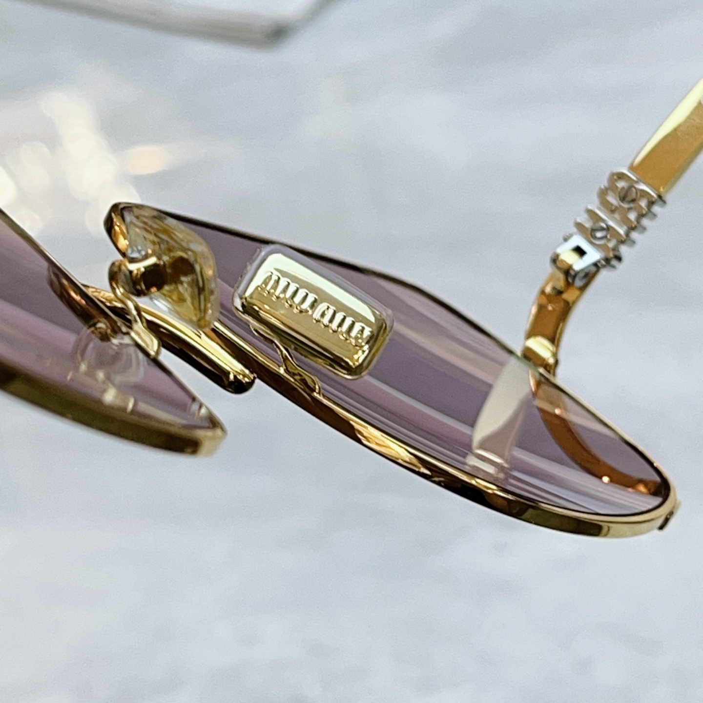 ，【MIUMI*】缪*缪新款太阳镜🕶️，Mod:SMU 57，SIZE:57口20-140