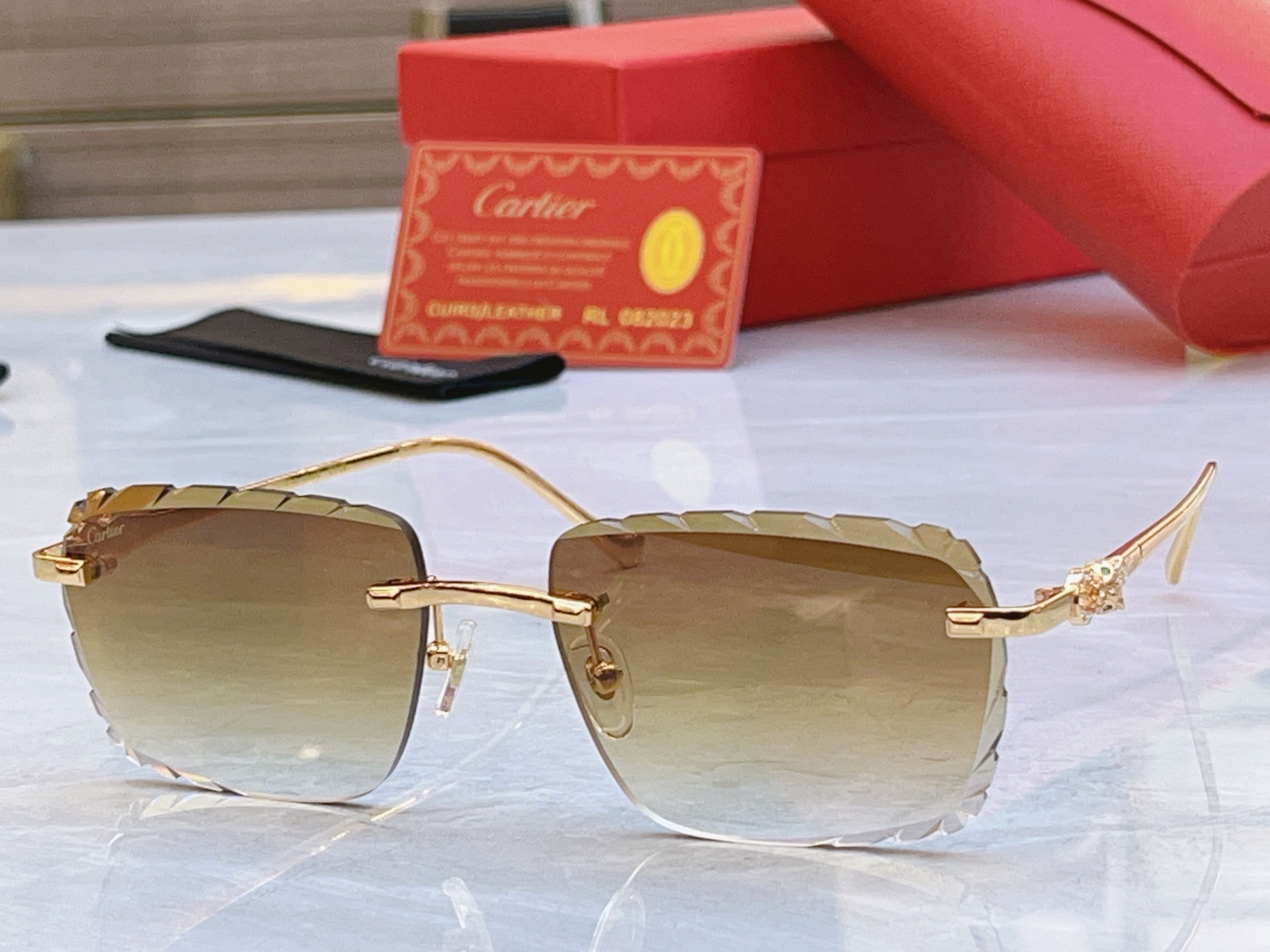 变色，【CARTIE*】卡地*亚新款太阳镜，Mod:CT1597LO，Size:57口18-142