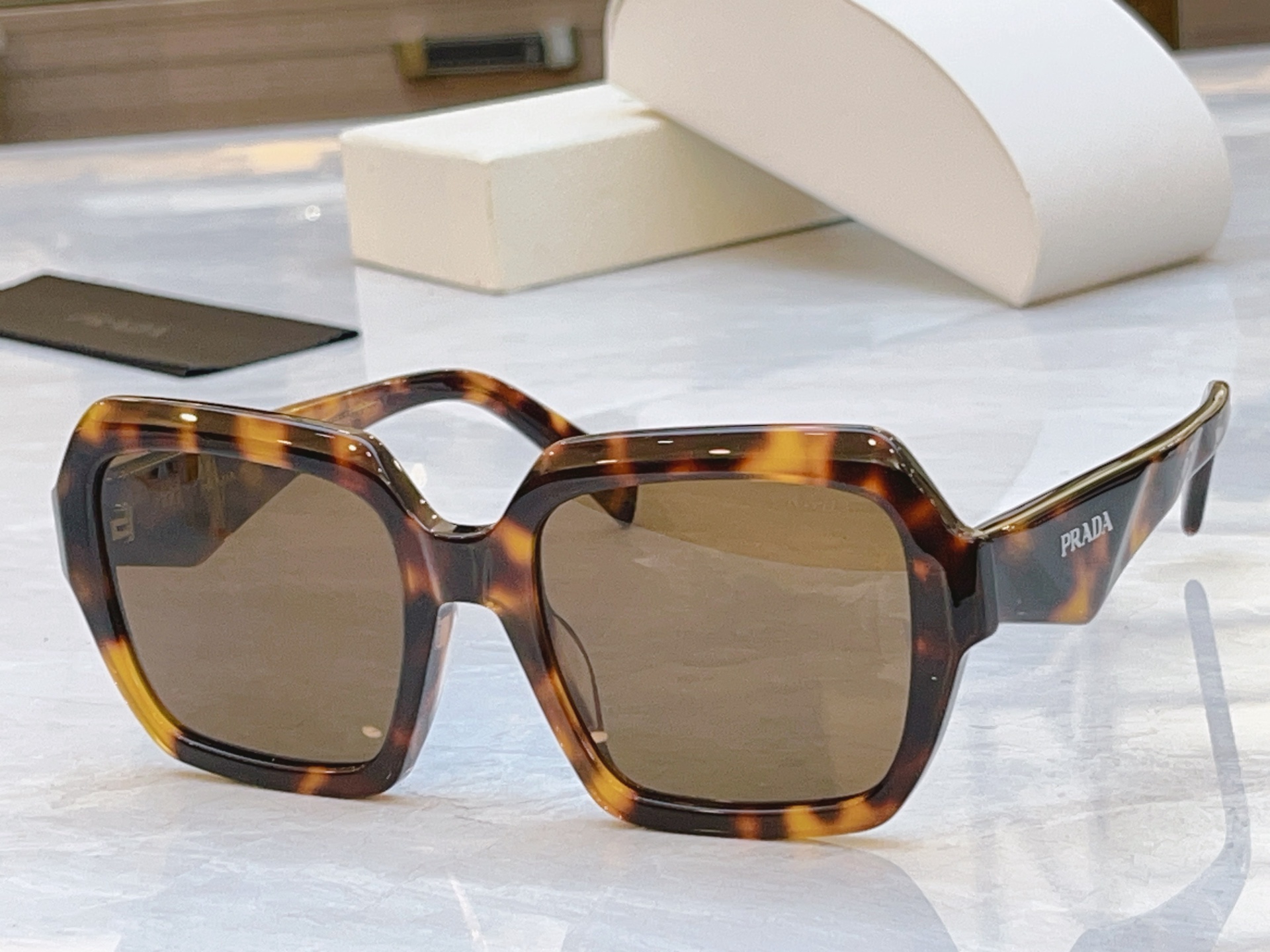 ，【PRAD*】普拉*达新款太阳镜🕶️，MODEL：SPR 28Z，SIZE：53口21-145