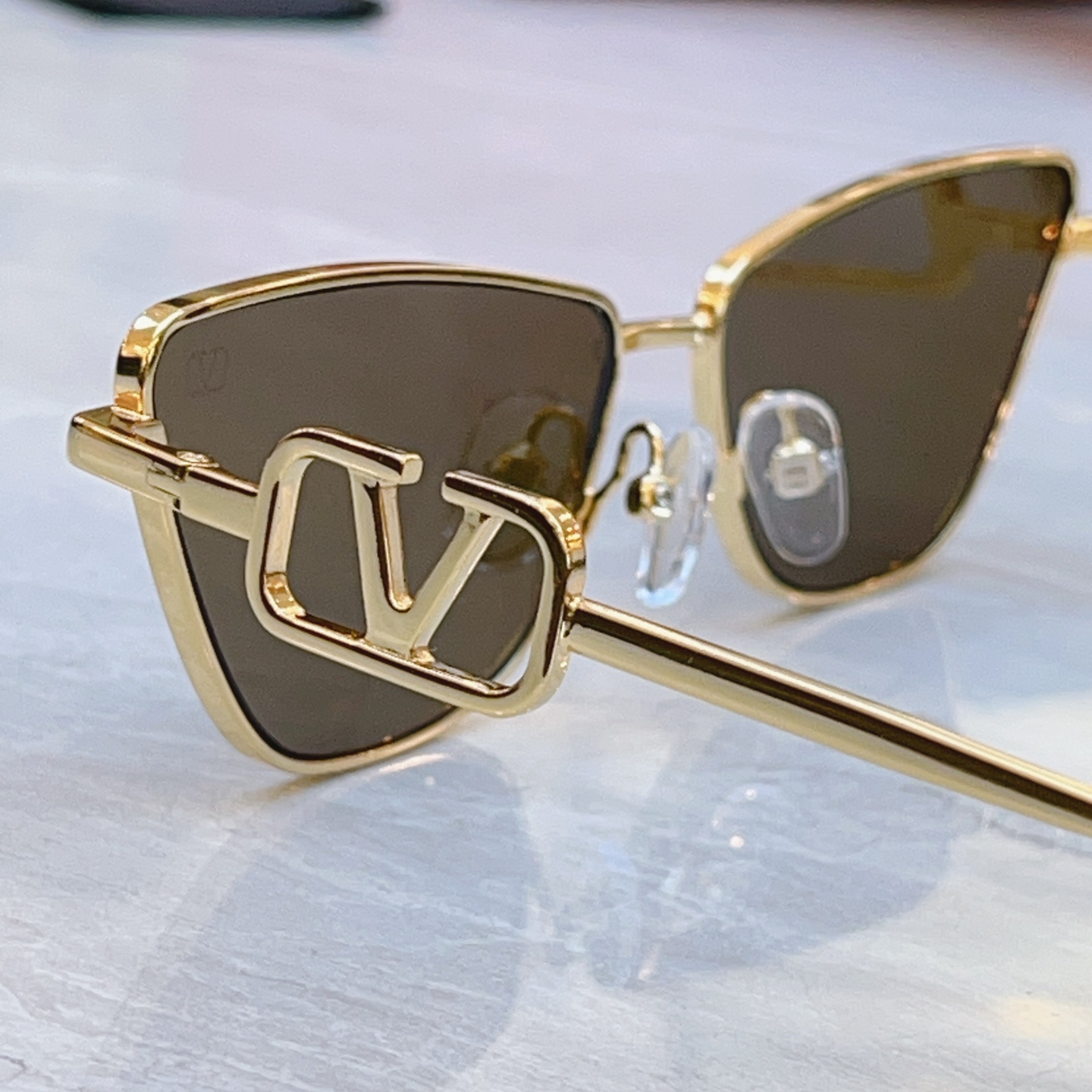 ，【VALENTIN*】华伦*天奴新款太阳镜，MODEL：VLS-135A-61l，SIZE：57口15