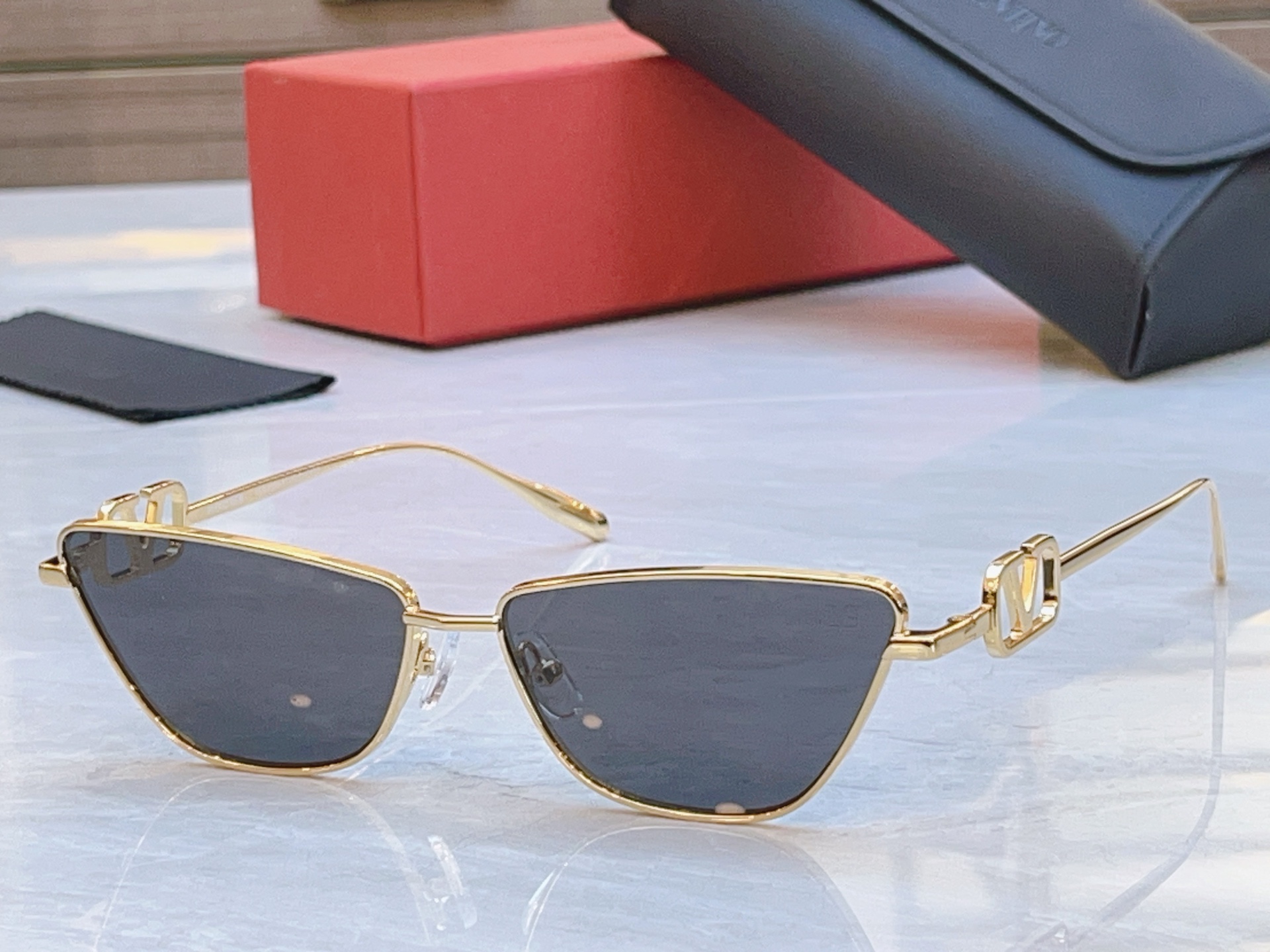 ，【VALENTIN*】华伦*天奴新款太阳镜，MODEL：VLS-135A-61l，SIZE：57口15