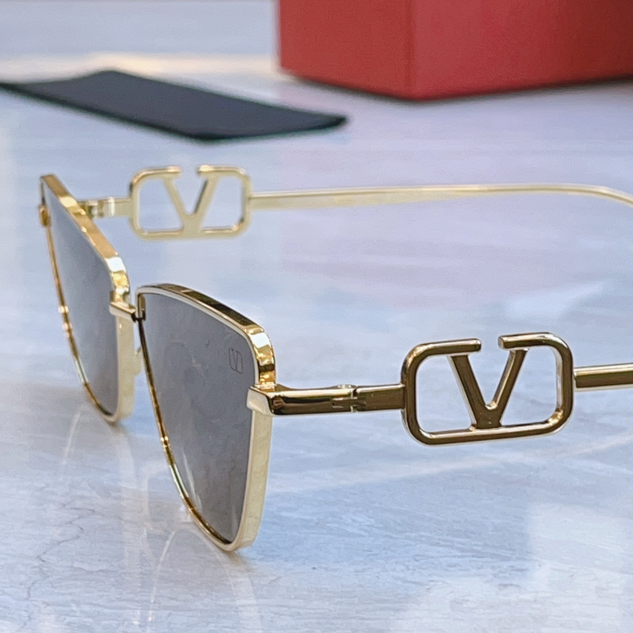 ，【VALENTIN*】华伦*天奴新款太阳镜，MODEL：VLS-135A-61l，SIZE：57口15