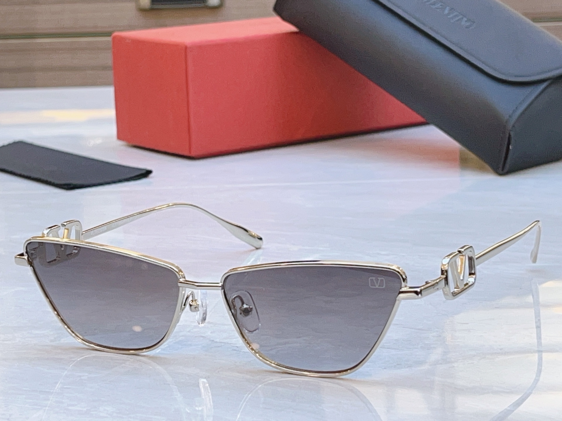 ，【VALENTIN*】华伦*天奴新款太阳镜，MODEL：VLS-135A-61l，SIZE：57口15