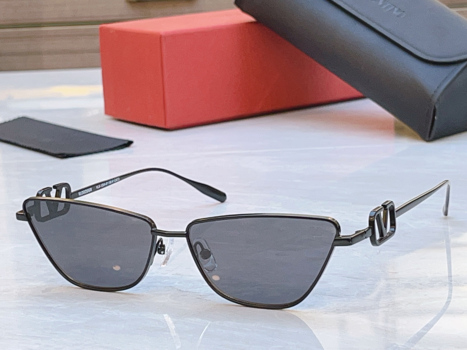 ，【VALENTIN*】华伦*天奴新款太阳镜，MODEL：VLS-135A-61l，SIZE：57口15