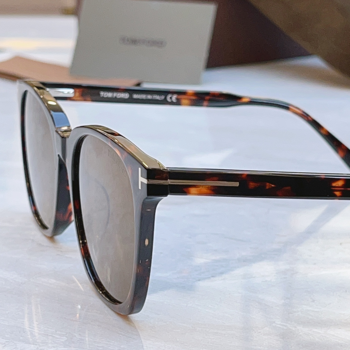 ，【TOM FOR*】汤姆*福特新款太阳镜，MODEL：TF6052-D-B，SIZE：55口19-15