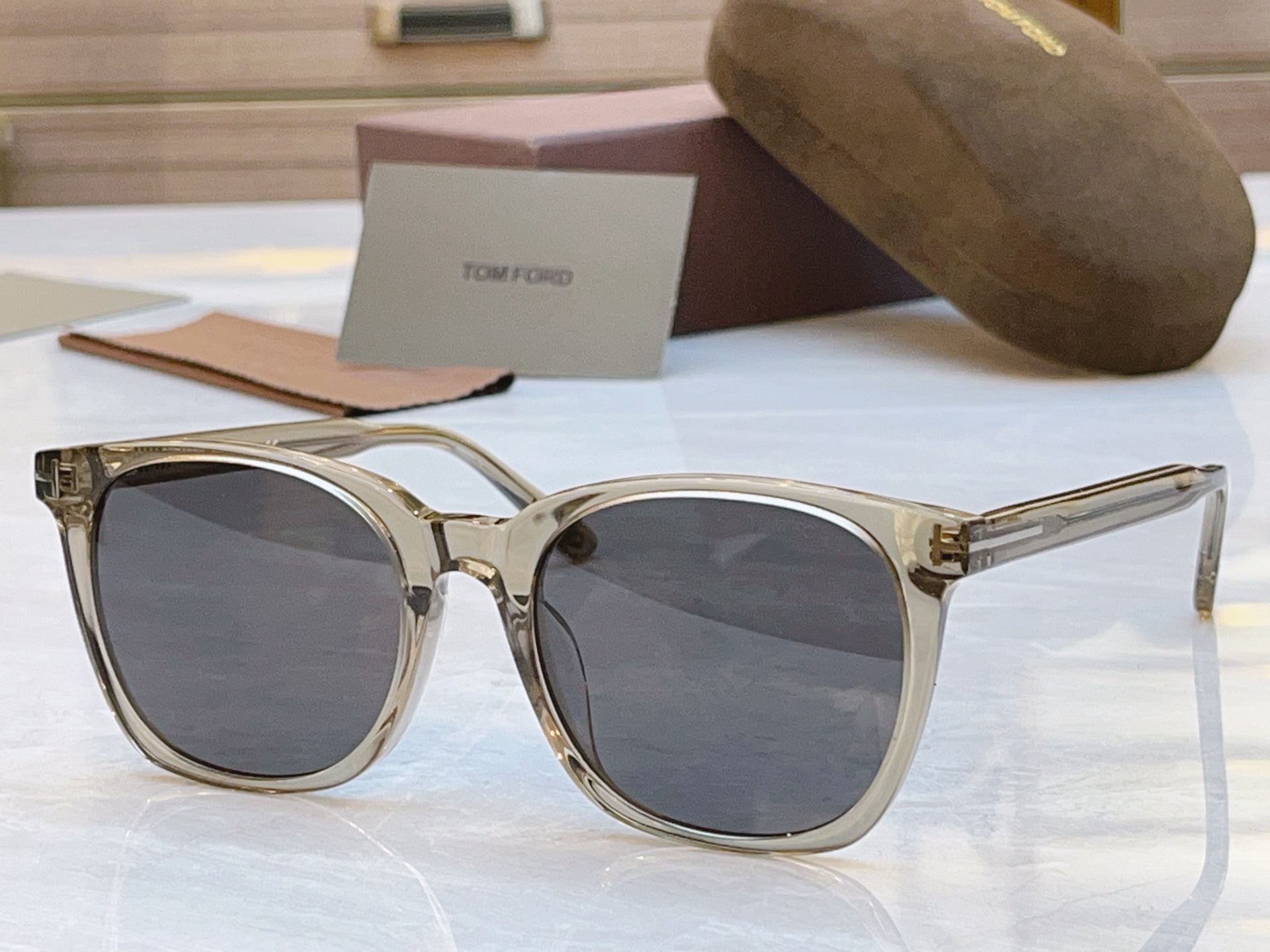 ，【TOM FOR*】汤姆*福特新款太阳镜，MODEL：TF6052-D-B，SIZE：55口19-15