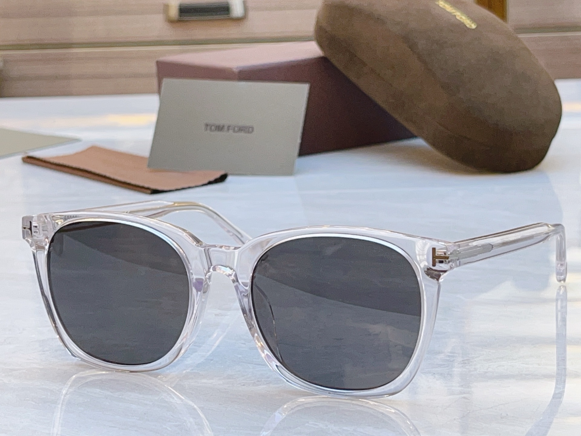 ，【TOM FOR*】汤姆*福特新款太阳镜，MODEL：TF6052-D-B，SIZE：55口19-15