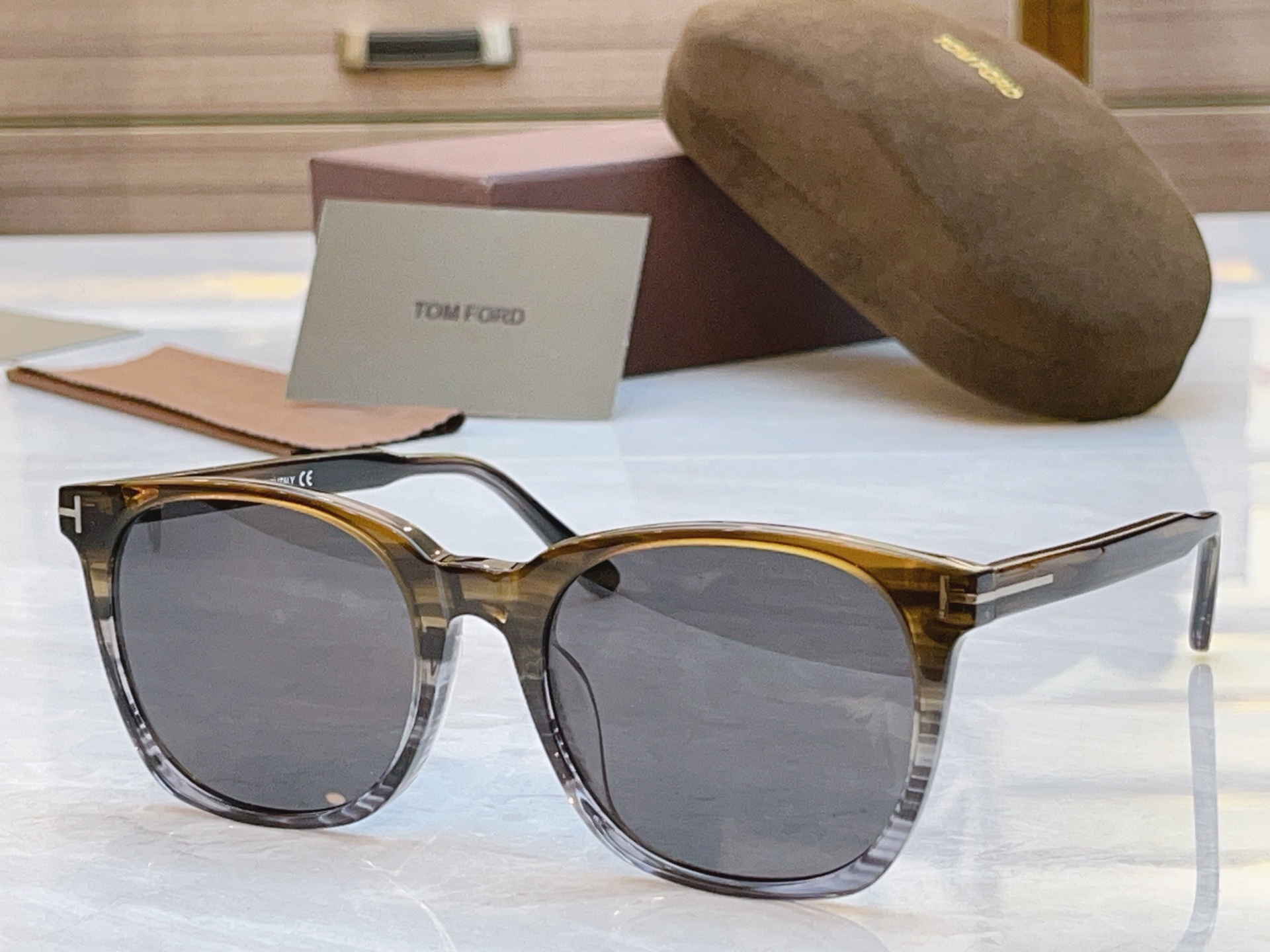 ，【TOM FOR*】汤姆*福特新款太阳镜，MODEL：TF6052-D-B，SIZE：55口19-15