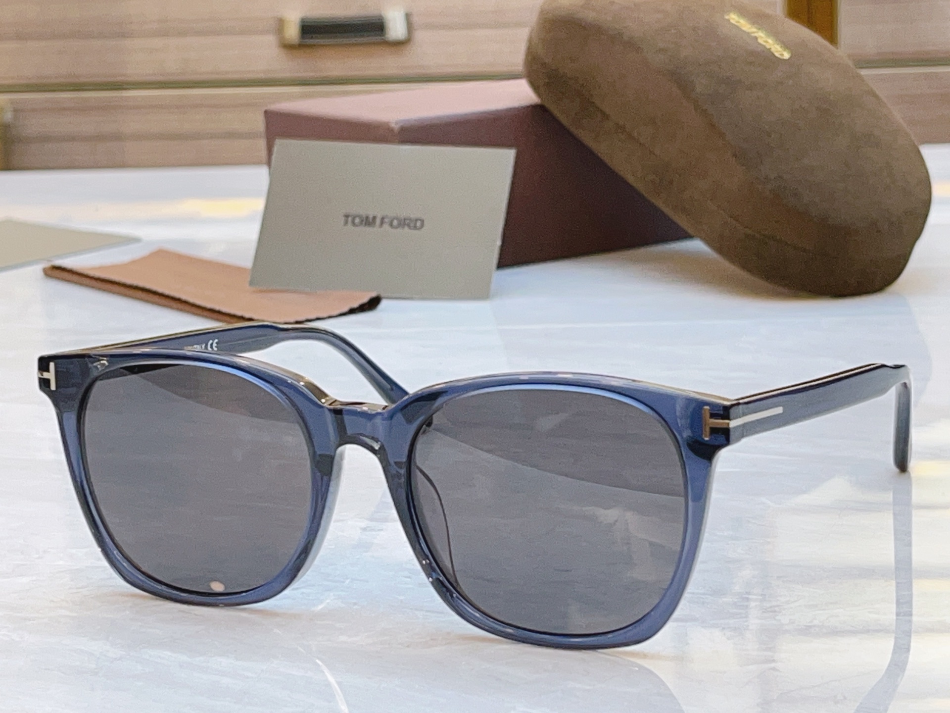 ，【TOM FOR*】汤姆*福特新款太阳镜，MODEL：TF6052-D-B，SIZE：55口19-15