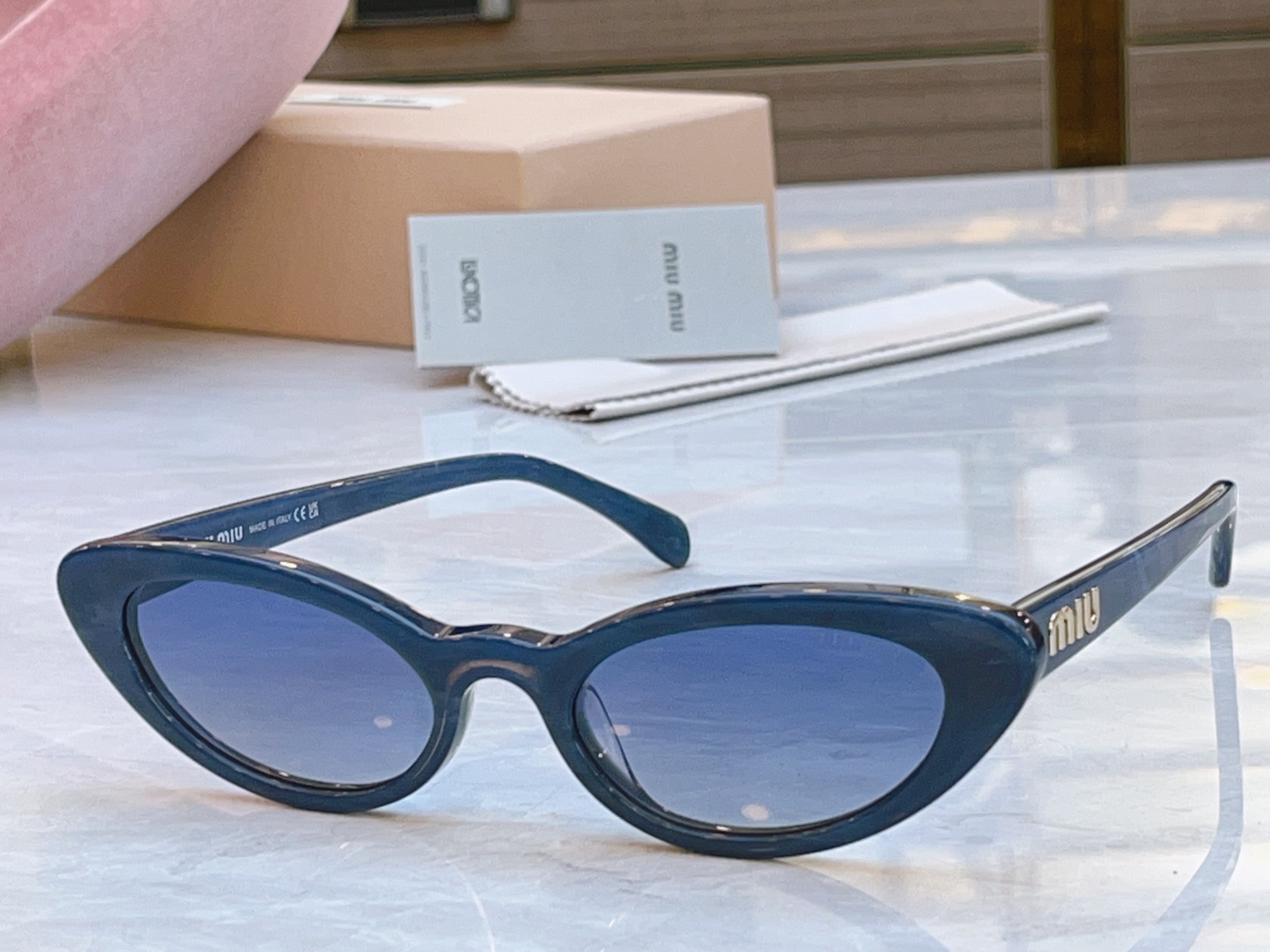 ，【MIUMI*】缪*缪新款太阳镜🕶️，Mod:MU 09US，SIZE:52口21-145