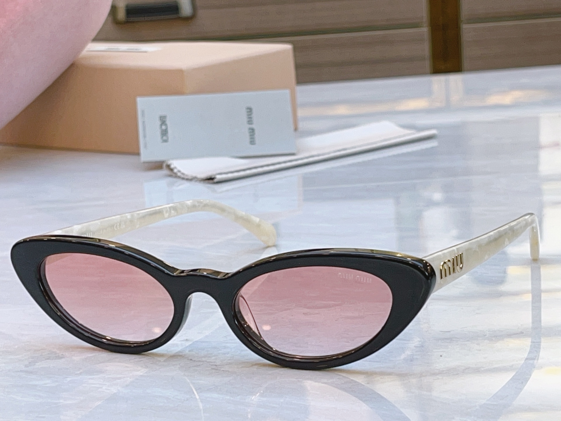 ，【MIUMI*】缪*缪新款太阳镜🕶️，Mod:MU 09US，SIZE:52口21-145