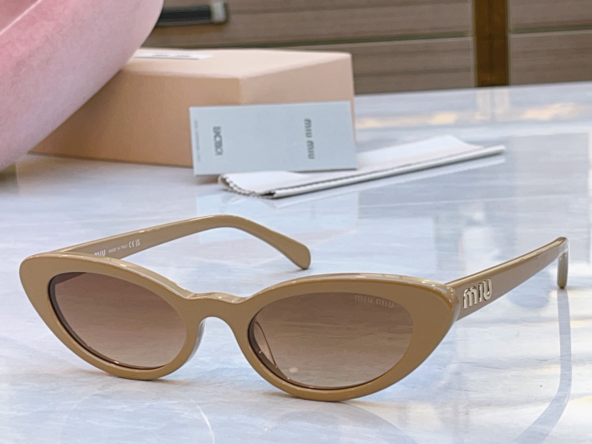 ，【MIUMI*】缪*缪新款太阳镜🕶️，Mod:MU 09US，SIZE:52口21-145