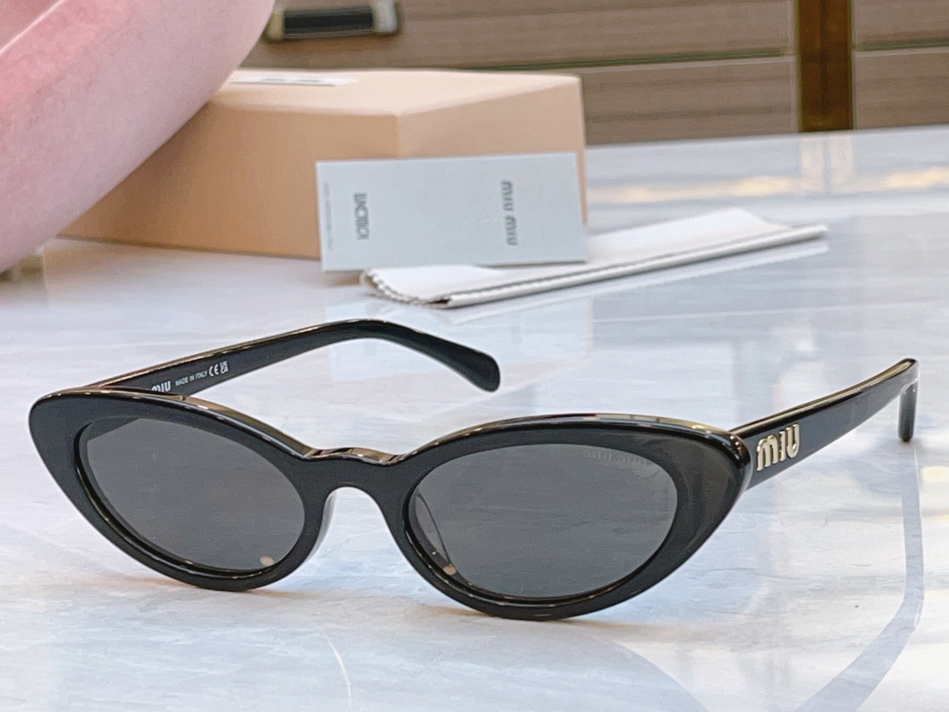 ，【MIUMI*】缪*缪新款太阳镜🕶️，Mod:MU 09US，SIZE:52口21-145
