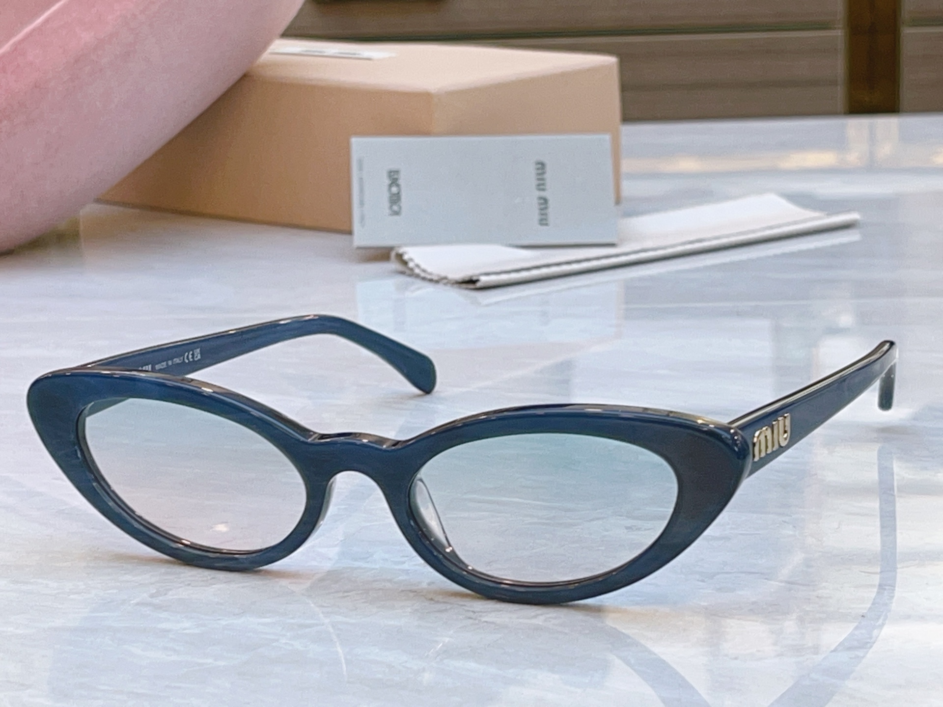 ，【MIUMI*】缪*缪新款太阳镜🕶️，Mod:MU 09US，SIZE:52口21-145