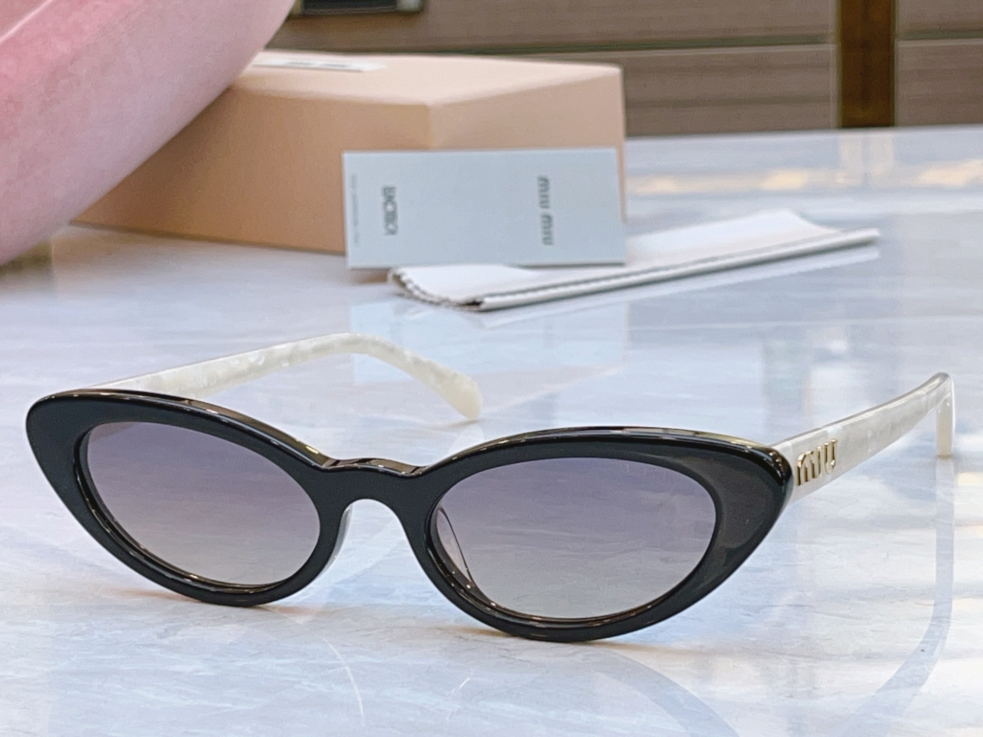 ，【MIUMI*】缪*缪新款太阳镜🕶️，Mod:MU 09US，SIZE:52口21-145