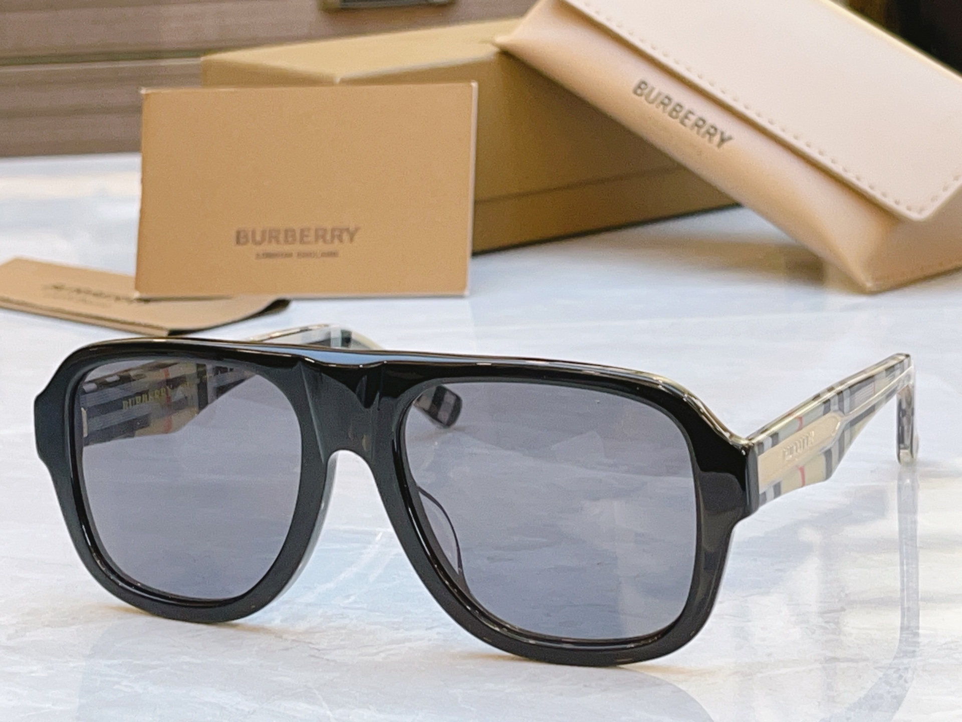 ，【BURBERR*】巴宝*莉新款太阳镜，MODEL：B 5886，SIZE：56口19-145