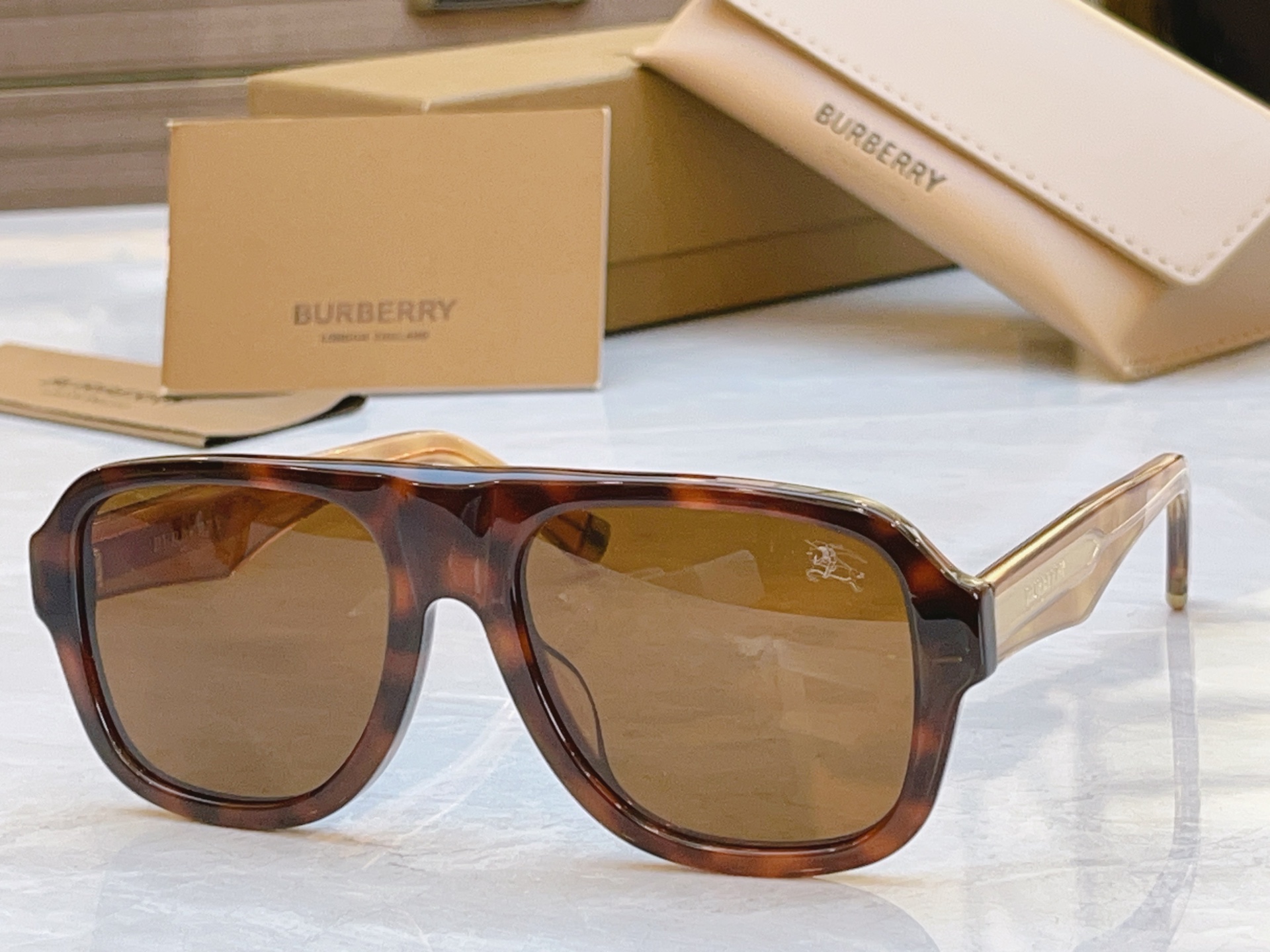 ，【BURBERR*】巴宝*莉新款太阳镜，MODEL：B 5886，SIZE：56口19-145