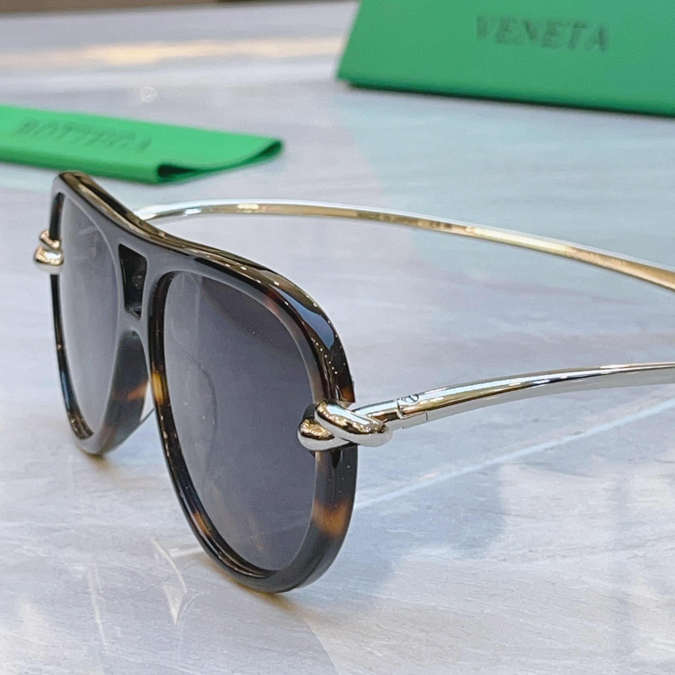 ，【BOTTEGA VENET*】宝缇*嘉新款太阳镜，MODEL：BV1418S，SIZE：58口15-