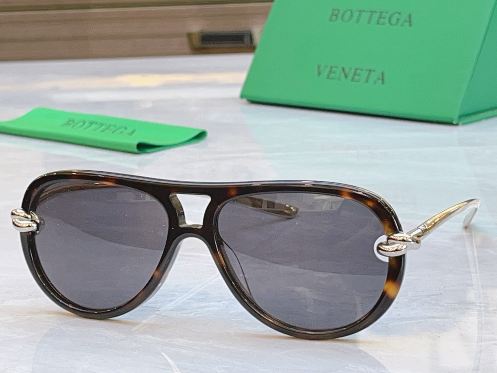 ，【BOTTEGA VENET*】宝缇*嘉新款太阳镜，MODEL：BV1418S，SIZE：58口15-