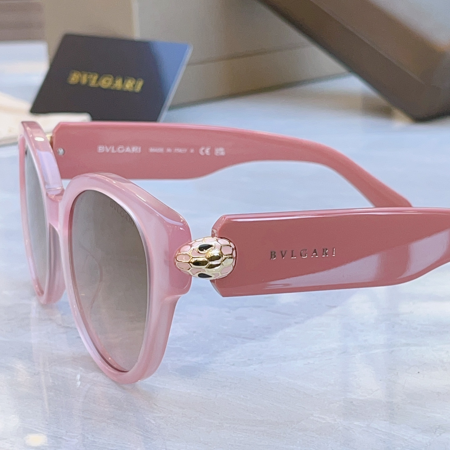 ，【BVLGA*】宝格*丽新款太阳镜，MODEL：BV 40069l，SIZE：54口19-145