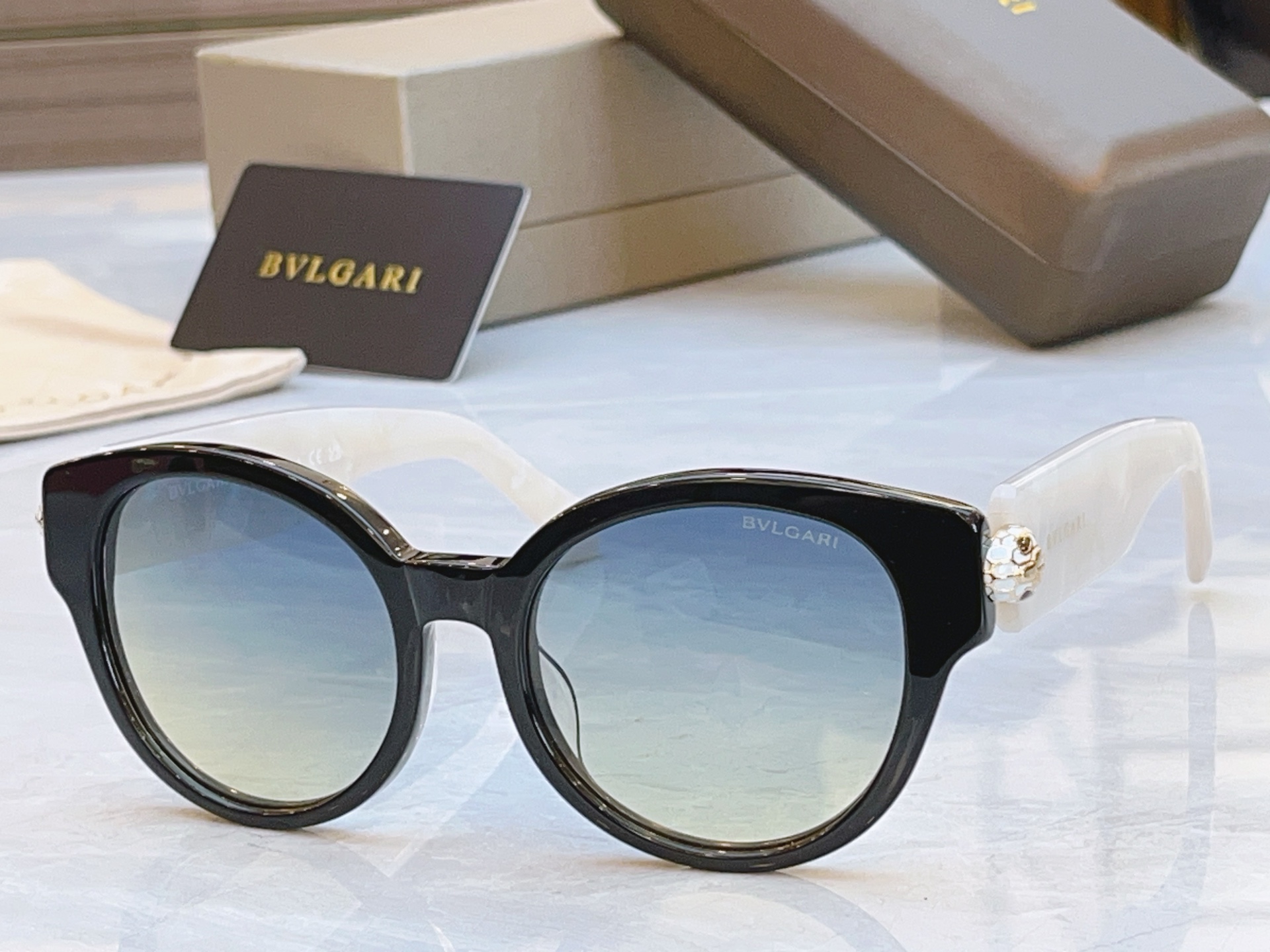 ，【BVLGA*】宝格*丽新款太阳镜，MODEL：BV 40069l，SIZE：54口19-145