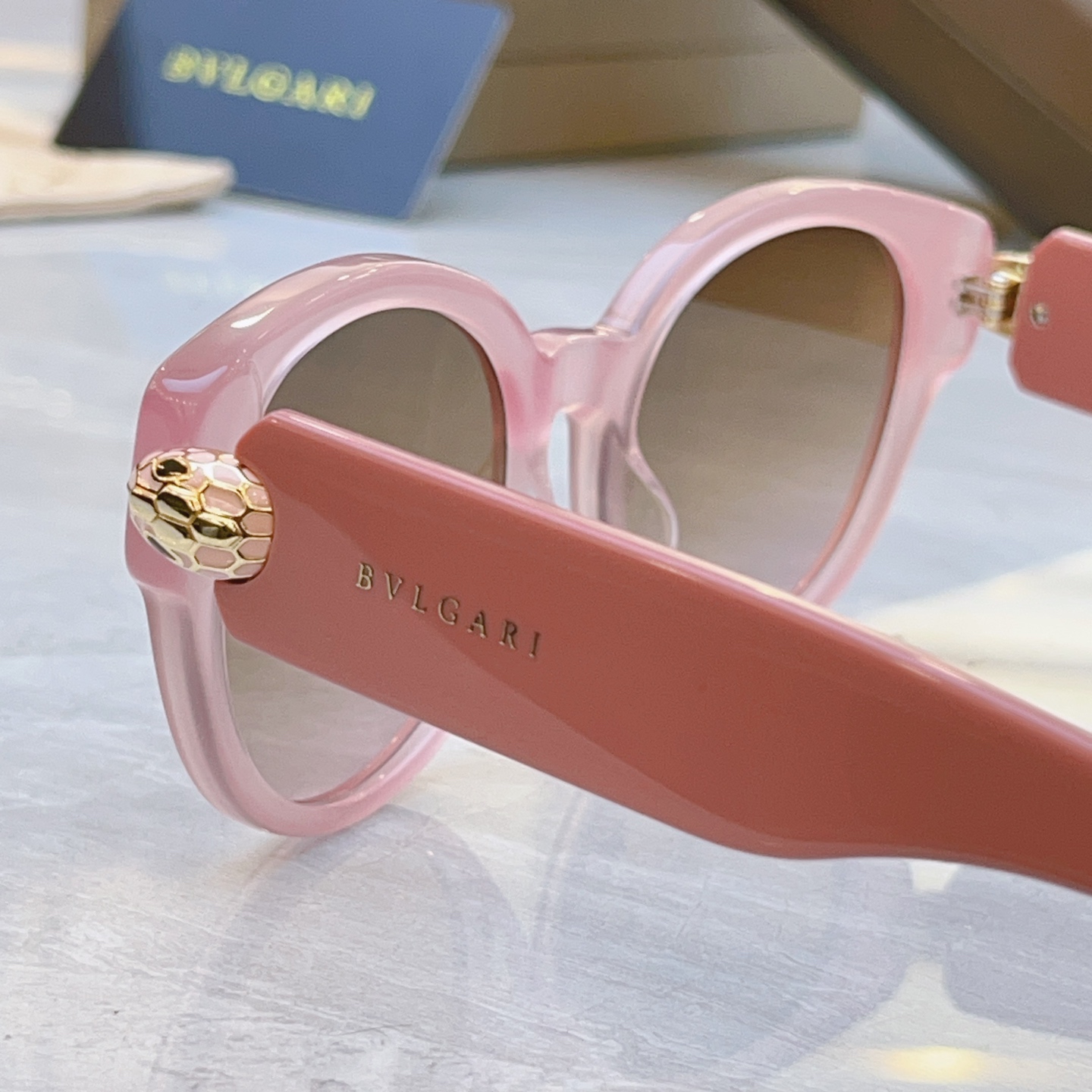 ，【BVLGA*】宝格*丽新款太阳镜，MODEL：BV 40069l，SIZE：54口19-145