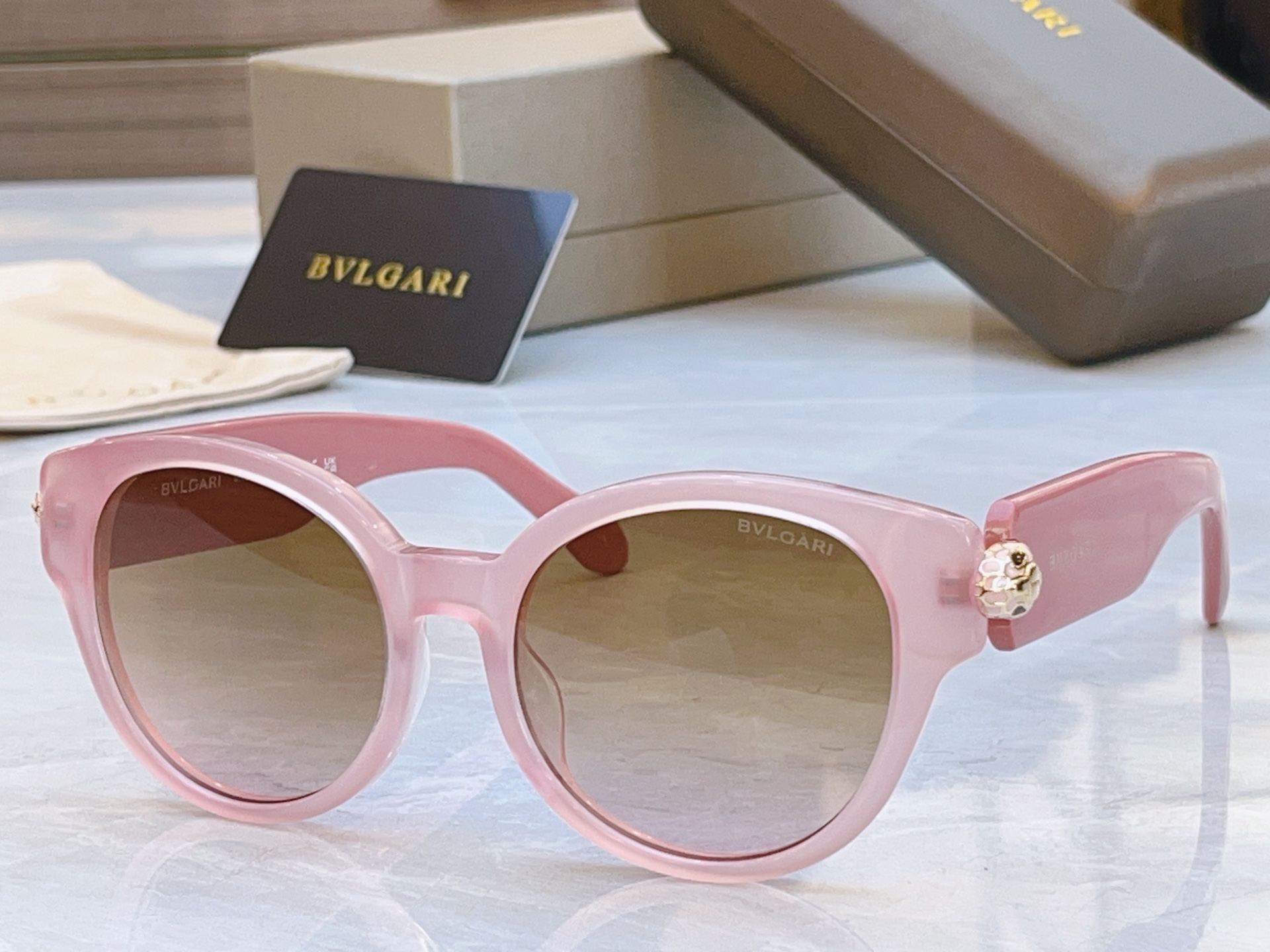 ，【BVLGA*】宝格*丽新款太阳镜，MODEL：BV 40069l，SIZE：54口19-145