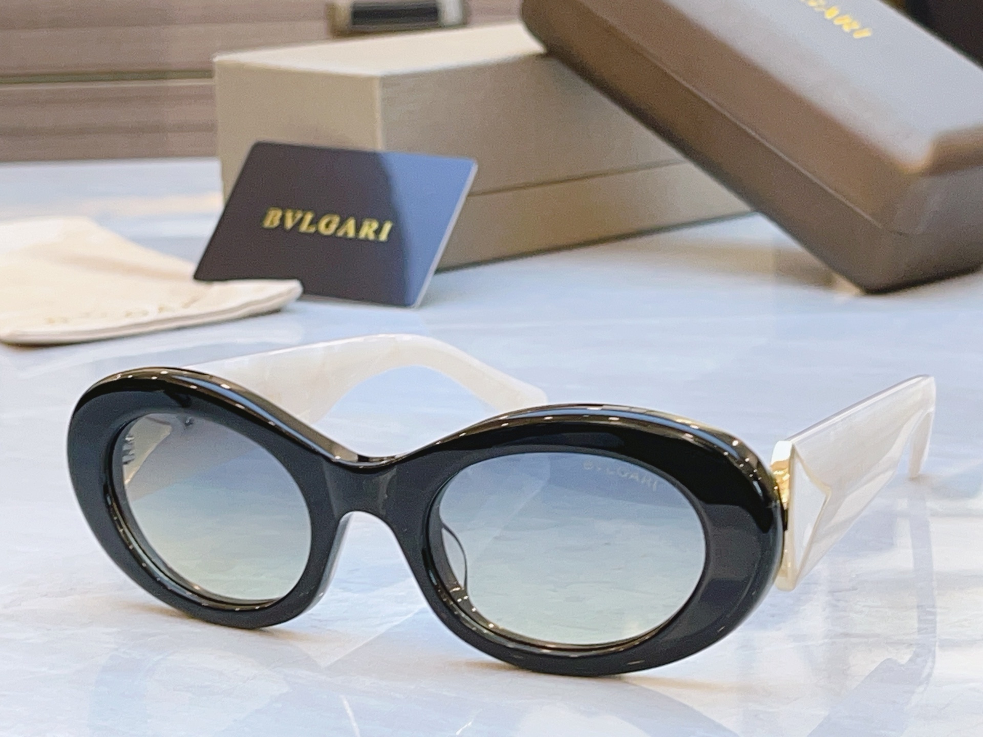 ，【BVLGA*】宝格*丽新款太阳镜，MODEL：BV 40070l，SIZE：50口22-140