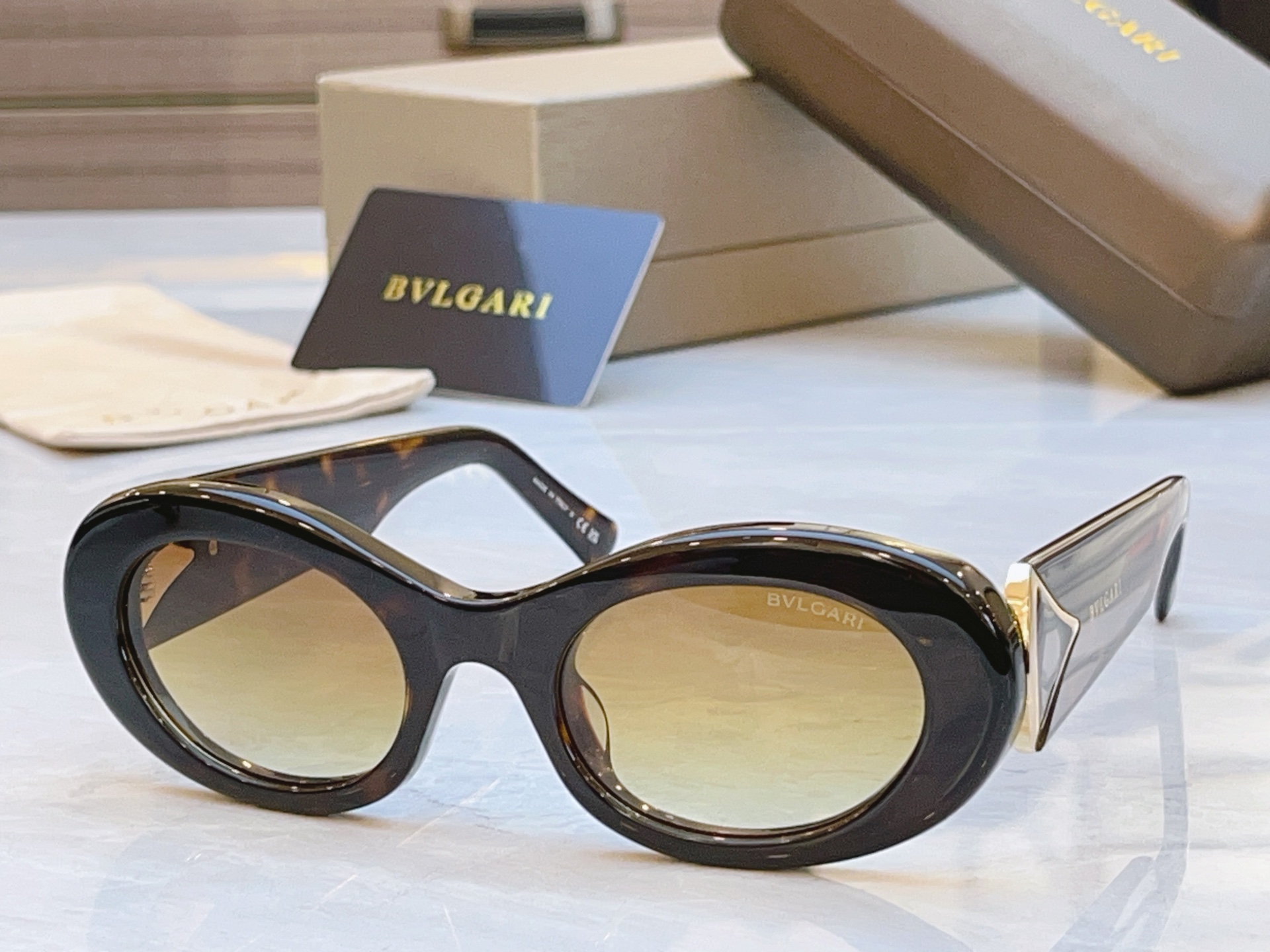 ，【BVLGA*】宝格*丽新款太阳镜，MODEL：BV 40070l，SIZE：50口22-140