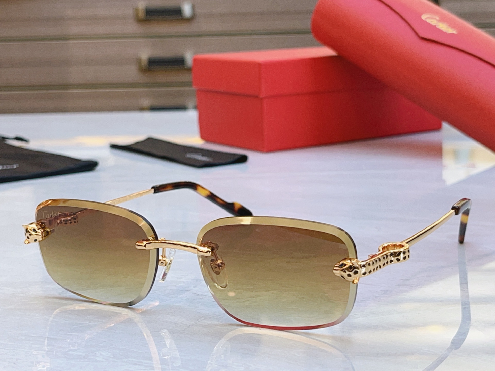 变色，【CARTIE*】卡地*亚新款太阳镜，Mod:CT0755S，Size:57口17-143