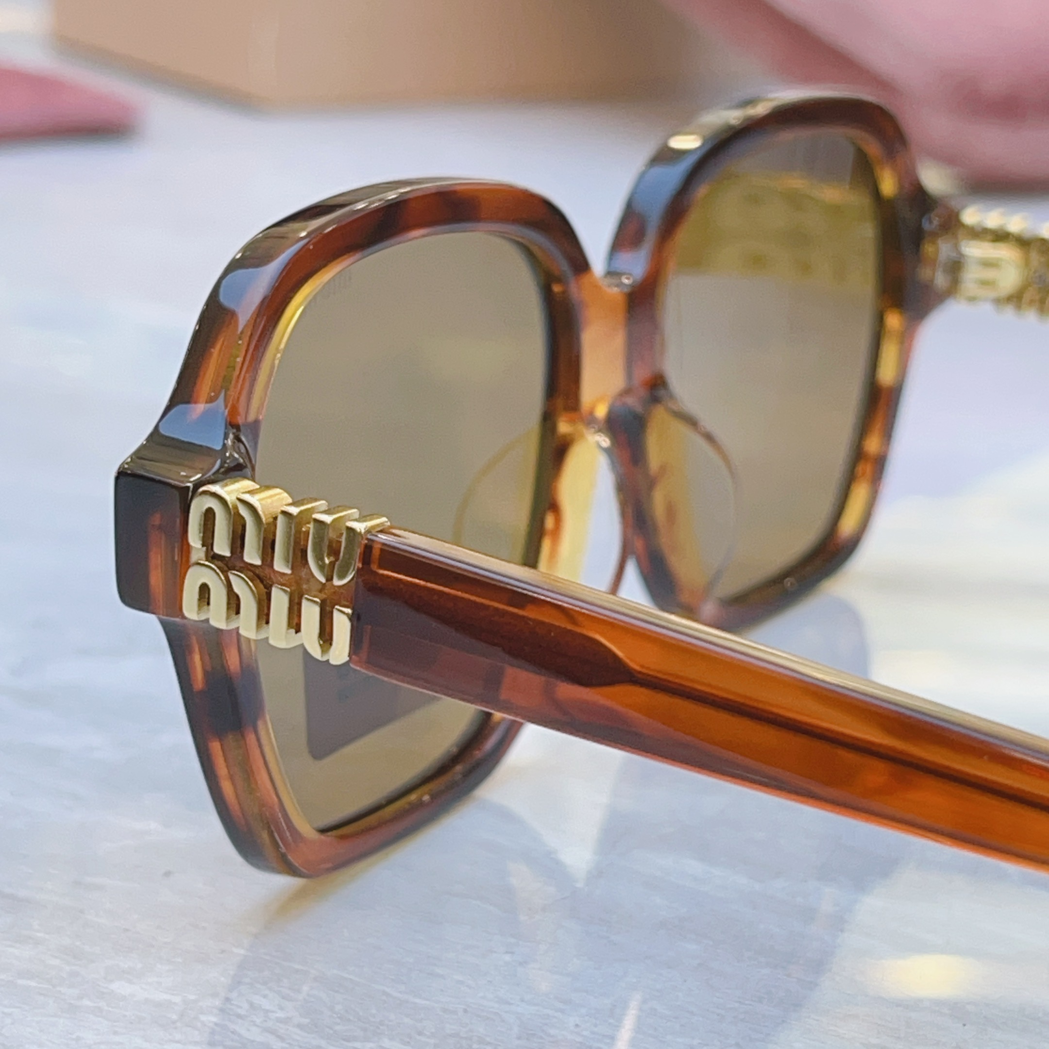 ，【MIUMI*】缪*缪新款太阳镜，Mod: MU 03YV，SIZE:54口17-145