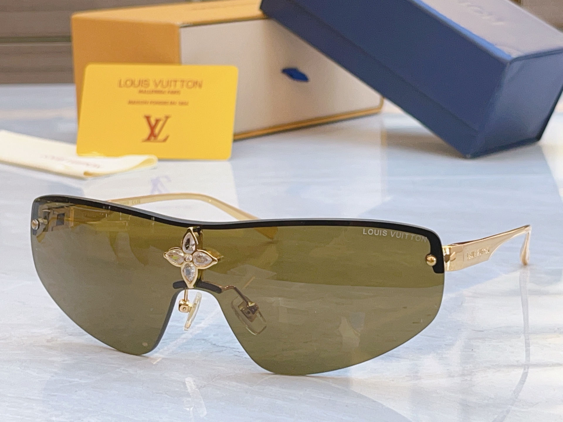 ，【LOUIS VUITTO*】路易*威登新款太阳镜，MODEL：Z2064U，SIZE：137口0-1