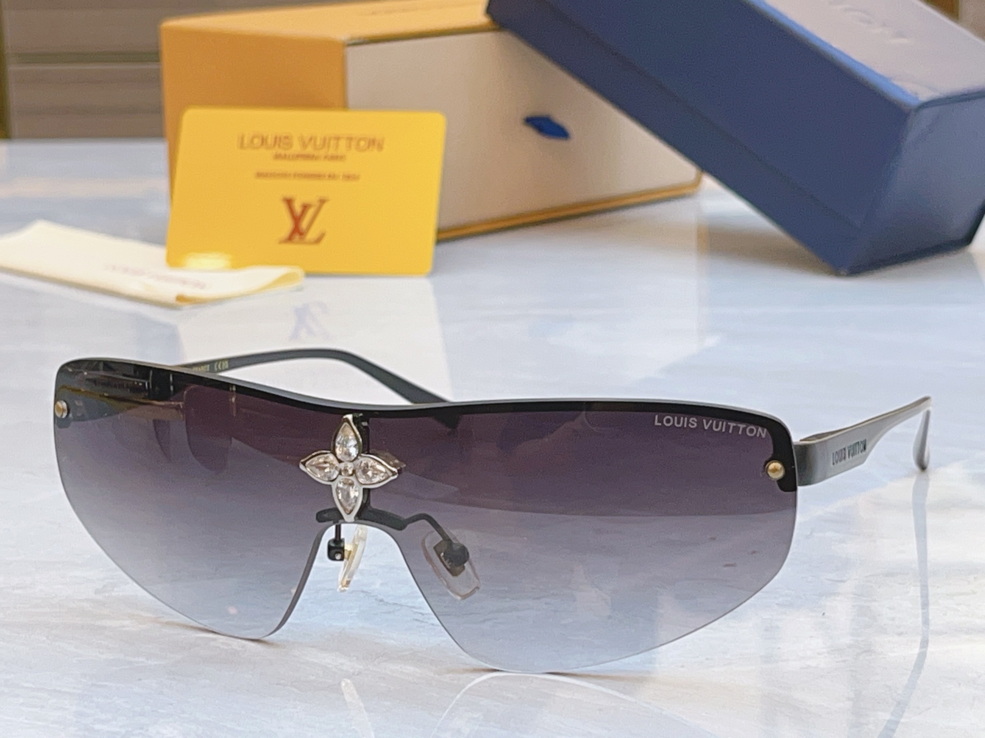 ，【LOUIS VUITTO*】路易*威登新款太阳镜，MODEL：Z2064U，SIZE：137口0-1