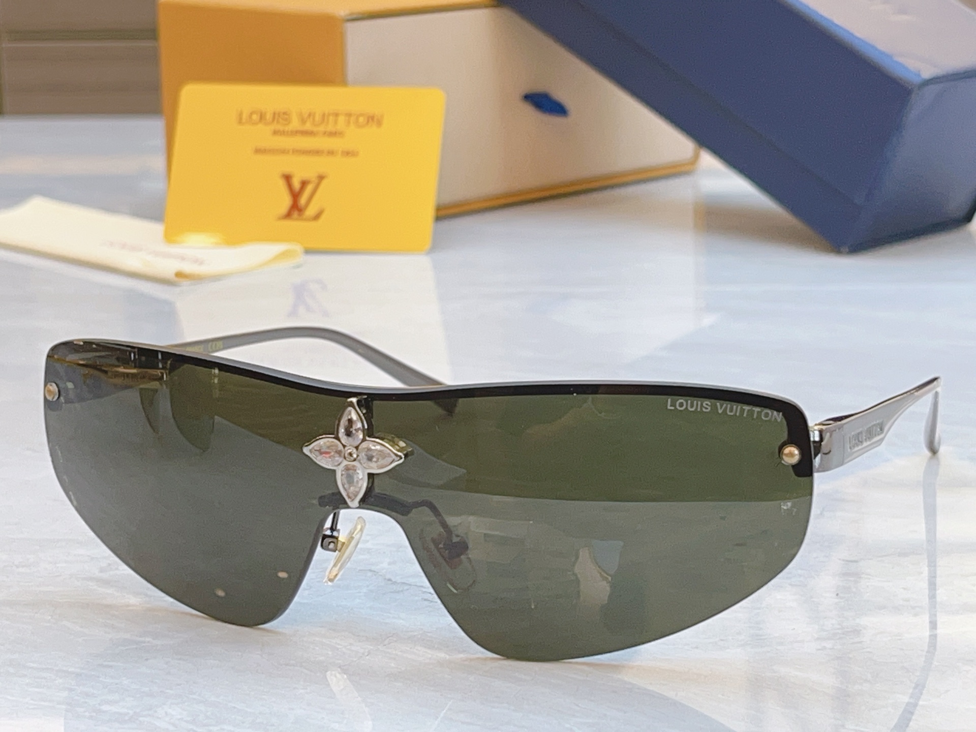 ，【LOUIS VUITTO*】路易*威登新款太阳镜，MODEL：Z2064U，SIZE：137口0-1