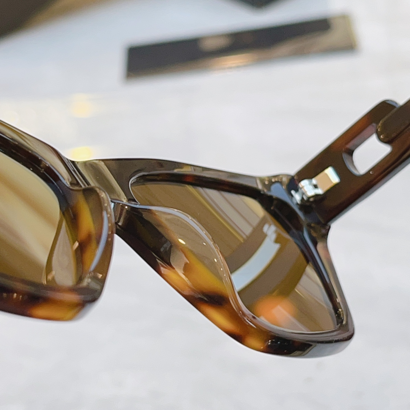 ，【EMPORIO ARMAN*】阿玛*尼新款太阳镜，MODEL：EA4203U，SIZE：56口18-